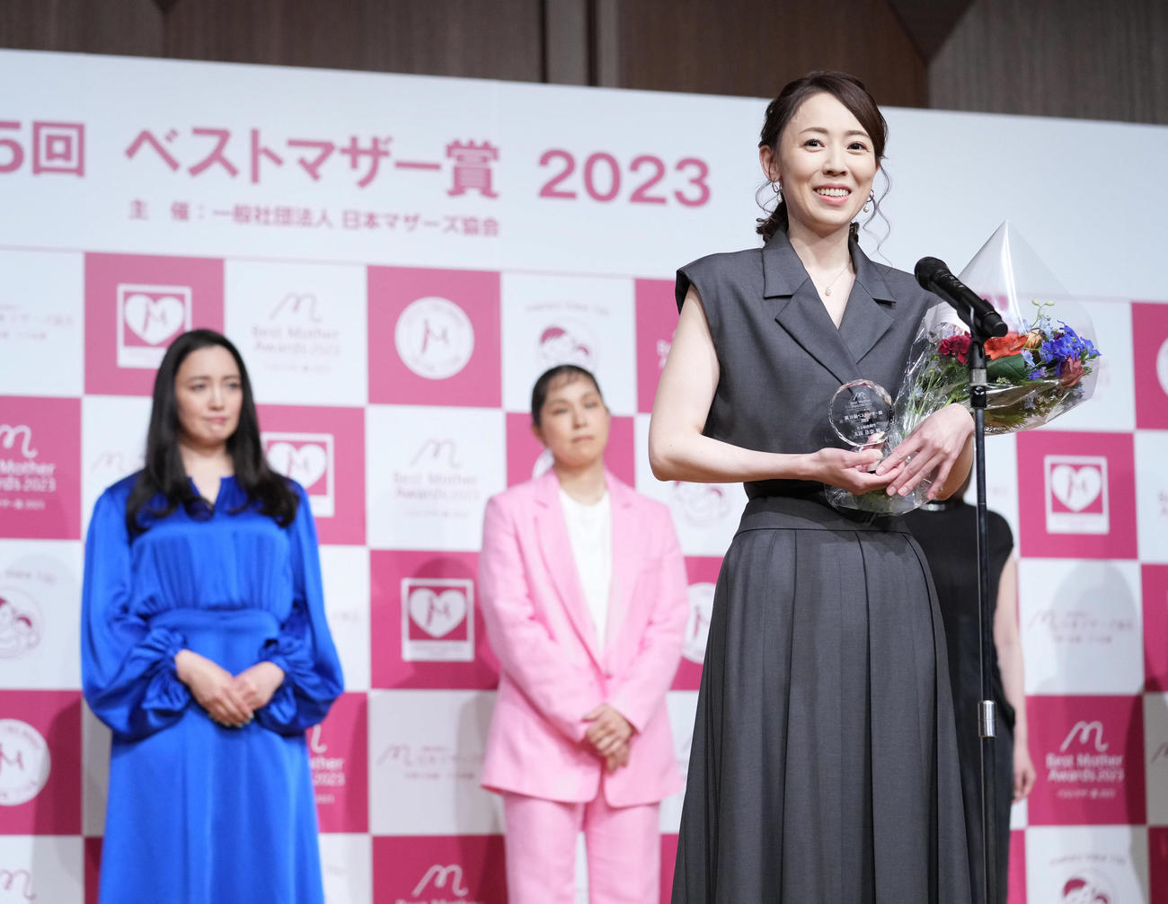 第15回ベストマザー賞2023を受賞しスピーチする社会経済部門の丸田佳奈氏（撮影・小沢裕）