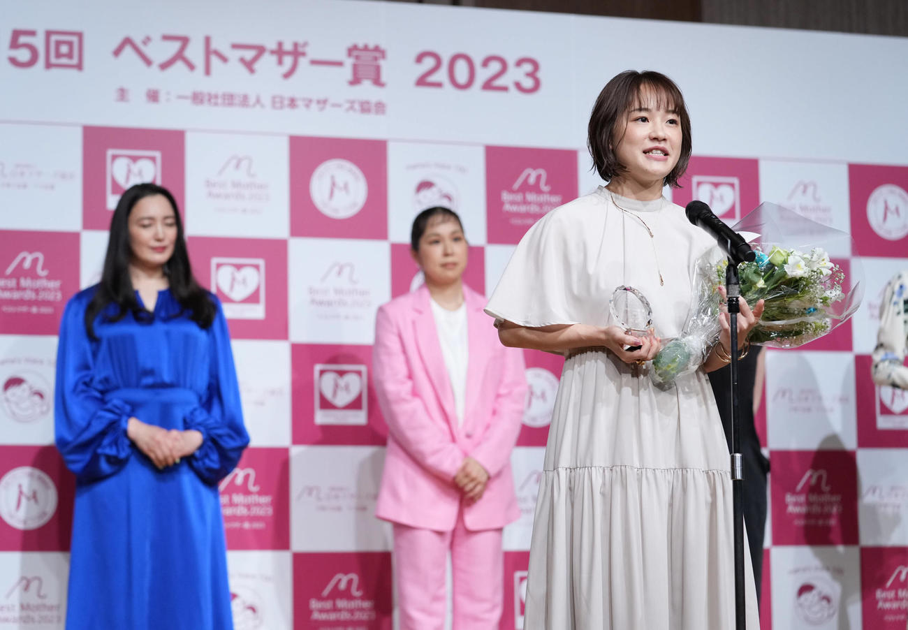 第15回ベストマザー賞2023を受賞しスピーチするスポーツ部門の登坂絵莉氏（撮影・小沢裕）