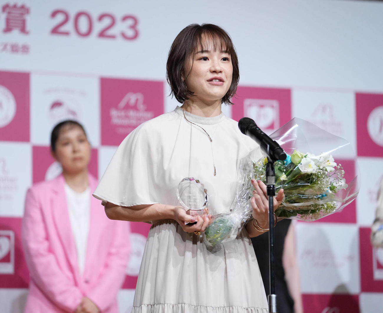 第15回ベストマザー賞2023を受賞しスピーチするスポーツ部門の登坂絵莉氏（撮影・小沢裕）