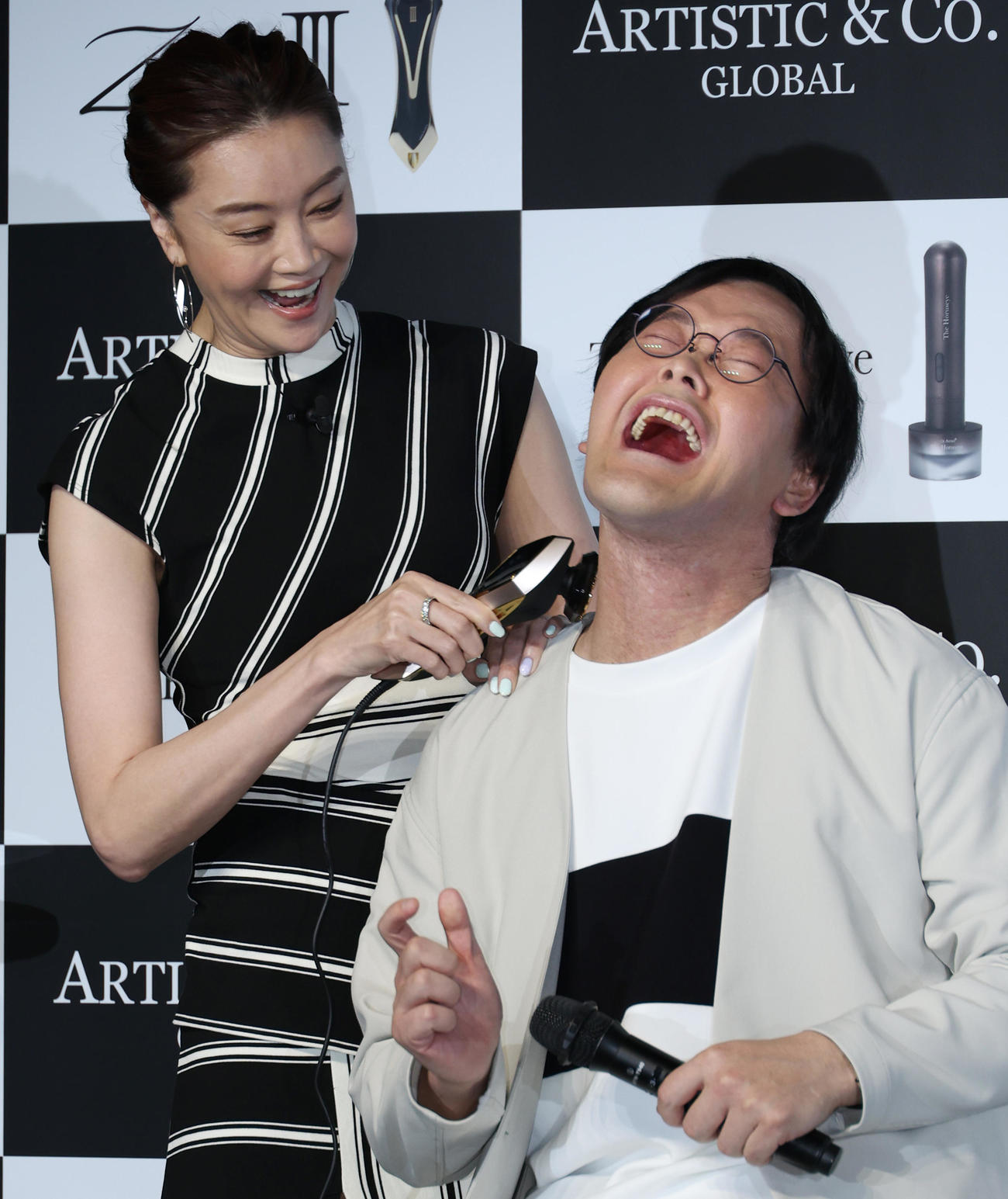アインシュタイン稲田直樹（右）に新製品の美顔器をお試しする観月ありさ（撮影・中島郁夫）