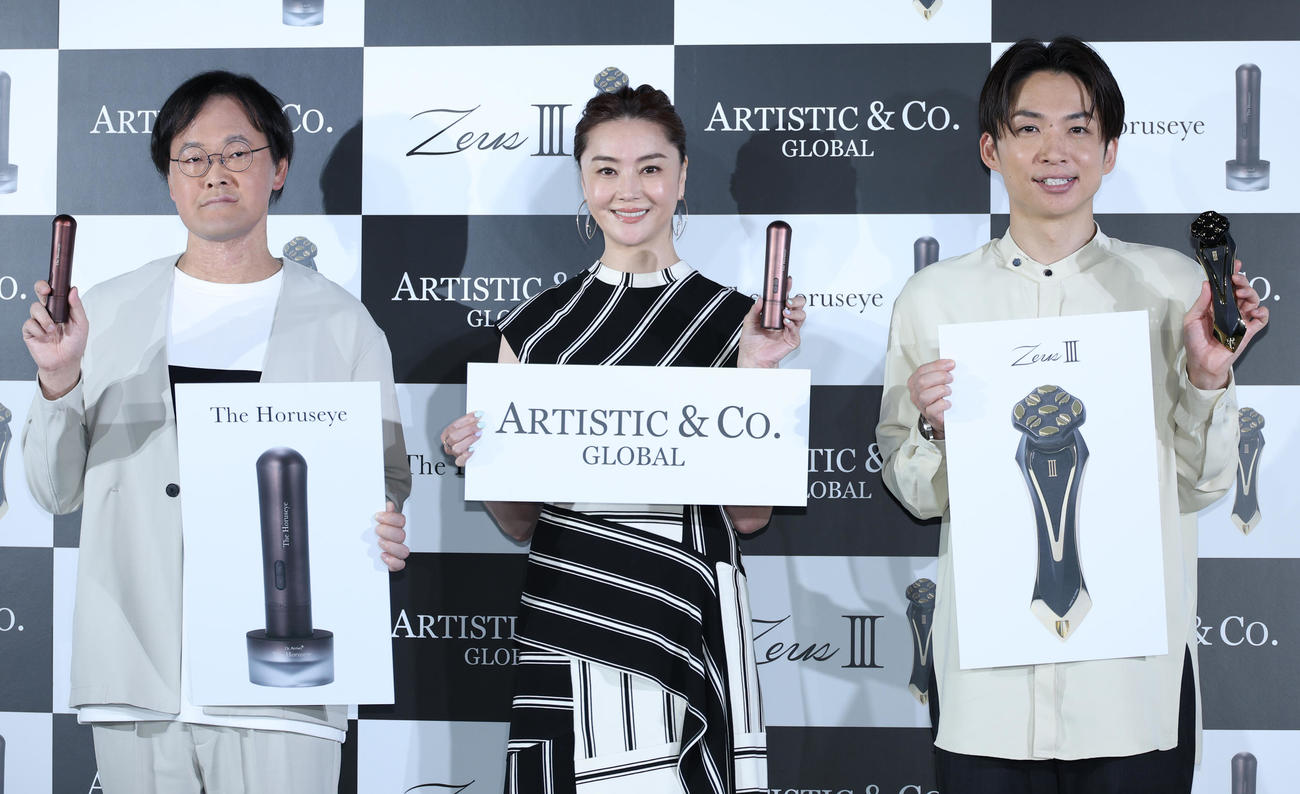 「ARTISTIC＆CO．GLOBAL」新製品発表会を行った、左からアインシュタイン稲田直樹、観月ありさ、アインシュタイン河井ゆずる（撮影・中島郁夫）