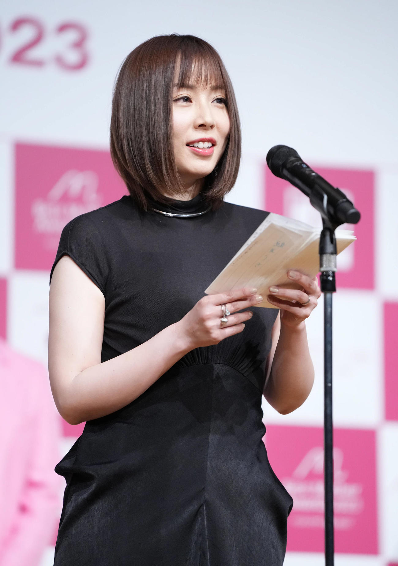 第15回ベストマザー賞2023を受賞しスピーチする文芸部門の綿矢りさ氏（撮影・小沢裕）