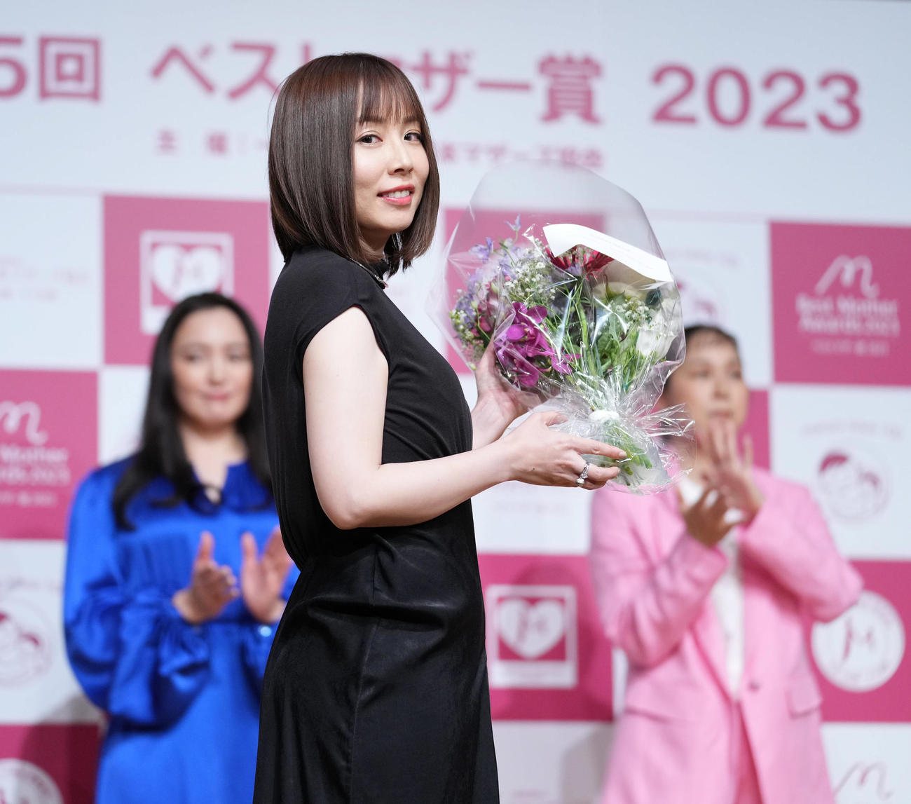 第15回ベストマザー賞2023を受賞した文芸部門の綿矢りさ氏（撮影・小沢裕）