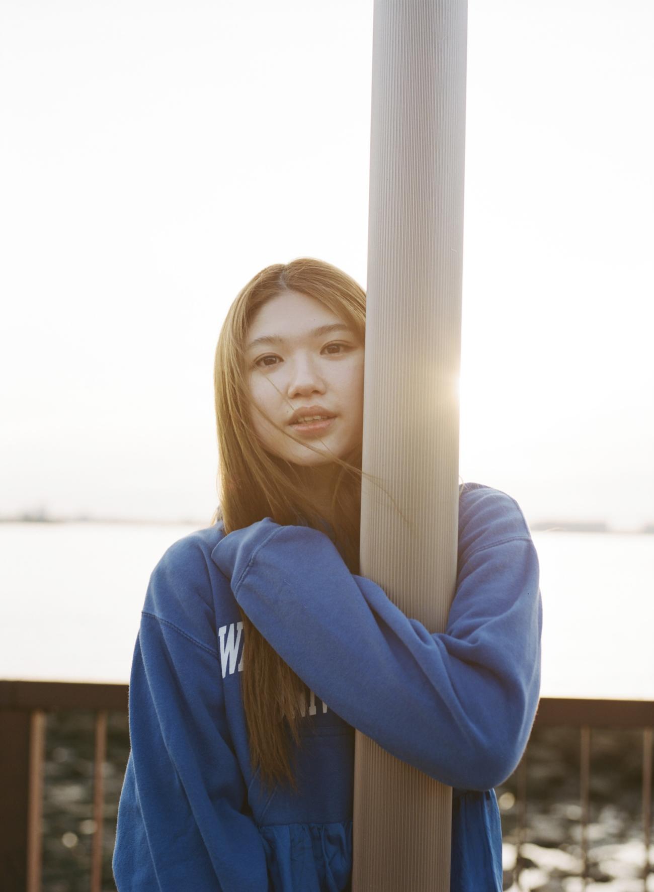 ハロー！プロジェクトのアイドルグループ、アンジュルムの竹内朱莉のソロ写真集『roundabout』。発売記念イベントを30日に行う