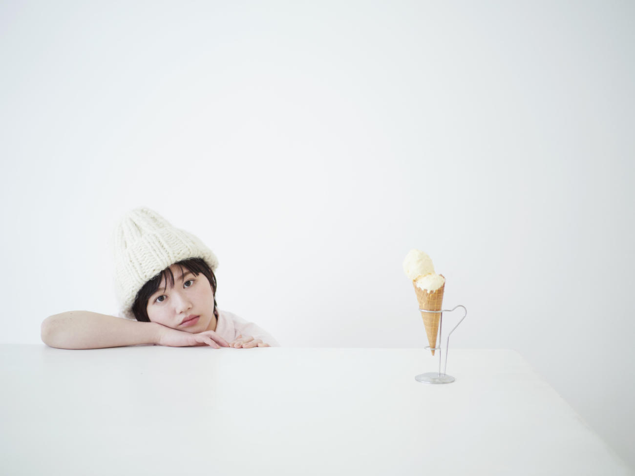 ハロー！プロジェクトのアイドルグループ、アンジュルムの竹内朱莉のソロ写真集『roundabout』。発売記念イベントを30日に行う