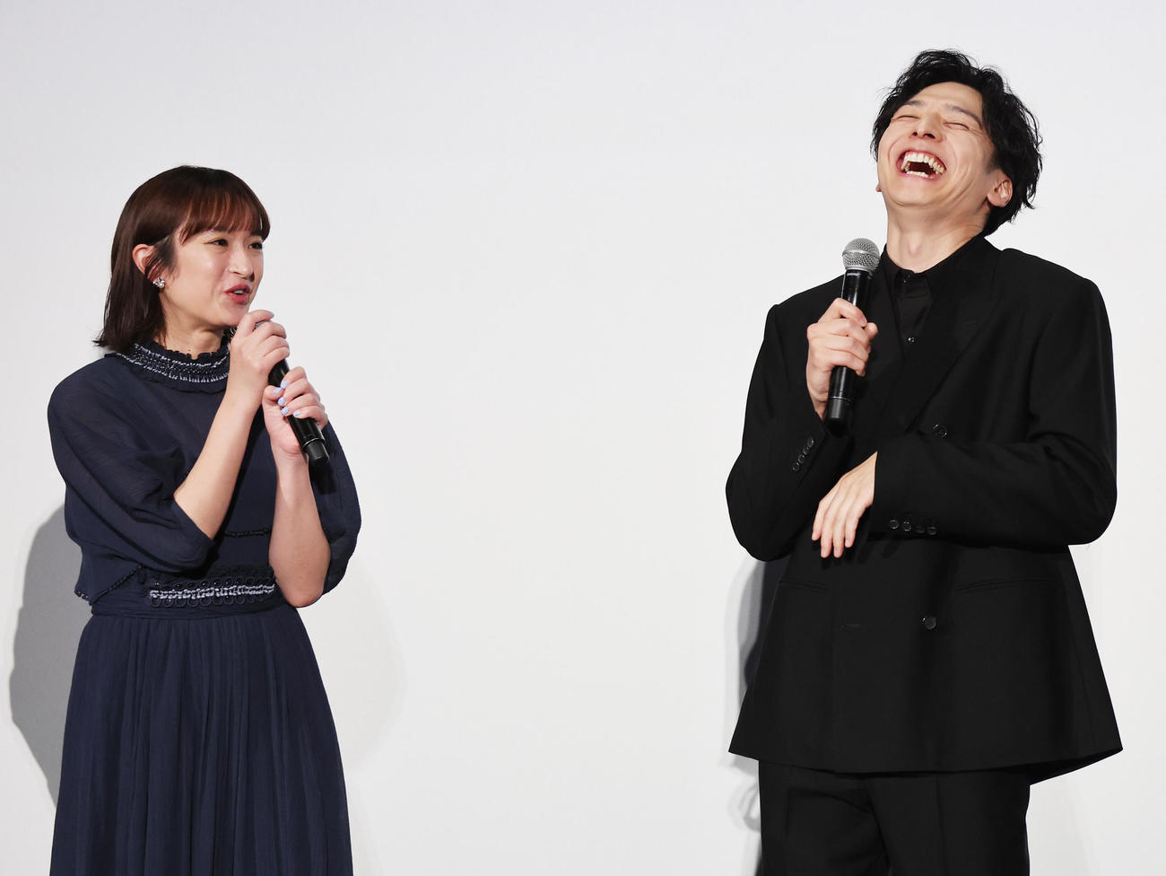 映画「渇水」完成披露舞台あいさつを行った左から門脇麦と生田斗真（撮影・野上伸悟）
