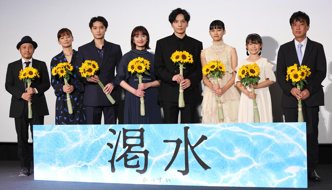 映画「渇水」完成披露舞台あいさつを行った左から企画プロデュースの白石和彌氏、尾野真千子、磯村勇斗、門脇麦、生田斗真、山崎七海、柚穂、高橋正弥監督（撮影・野上伸悟）