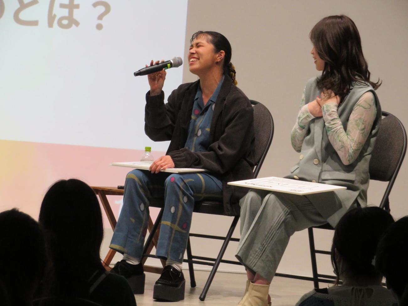 Think for Lasting Peace with GThink for Lasting Peace with Generationイベントでハピネスをアカペラで熱唱するAI