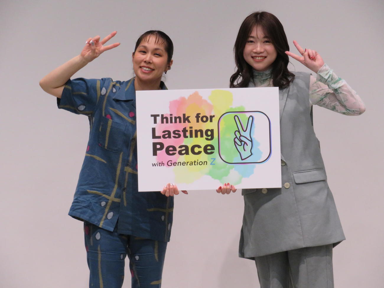 Think for Lasting Peace with Generationイベントに参加したAI（左）と大槻祐依氏