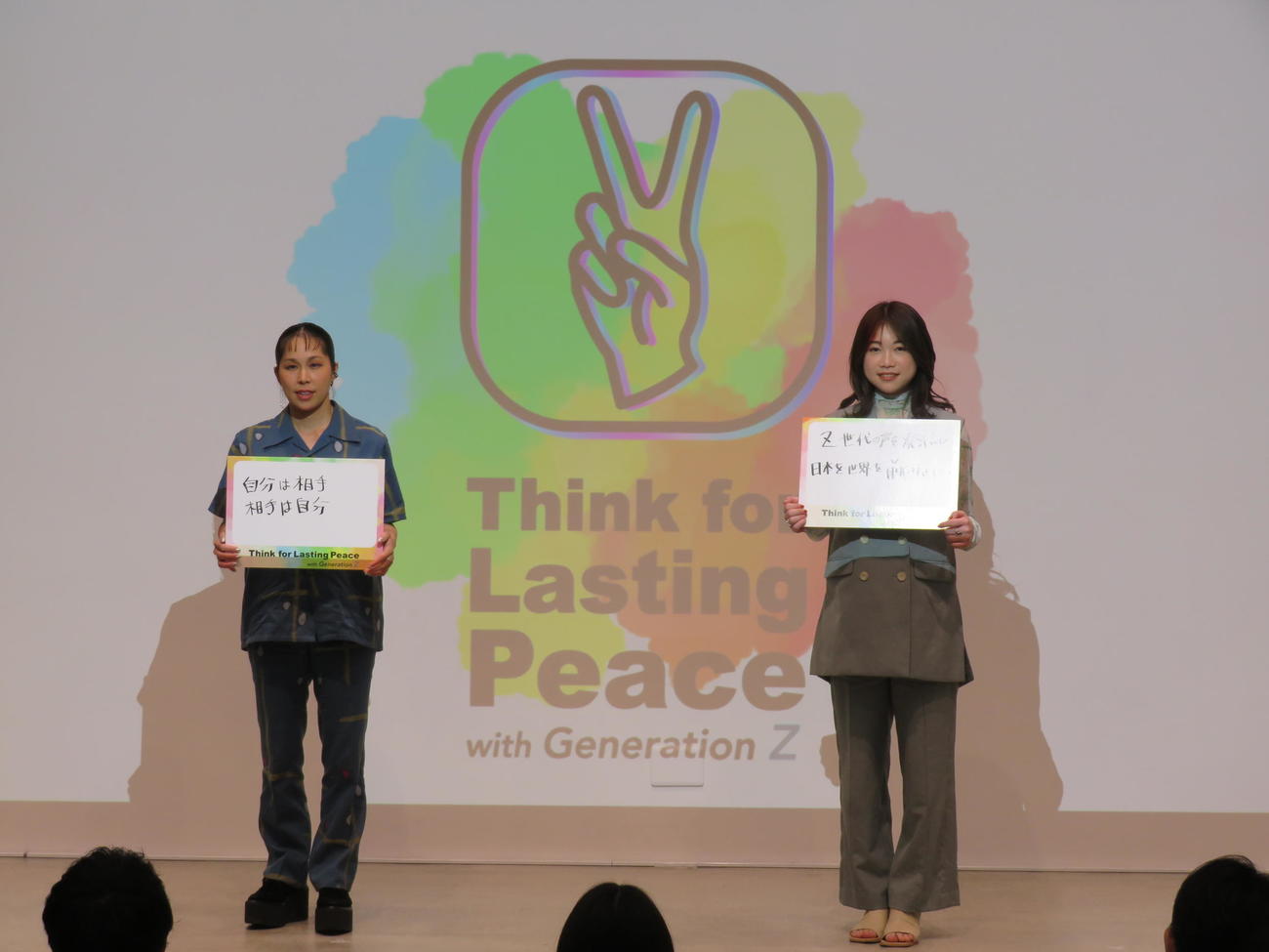 Think for Lasting Peace with Generationイベントに参加したAI（左）と大槻祐依氏
