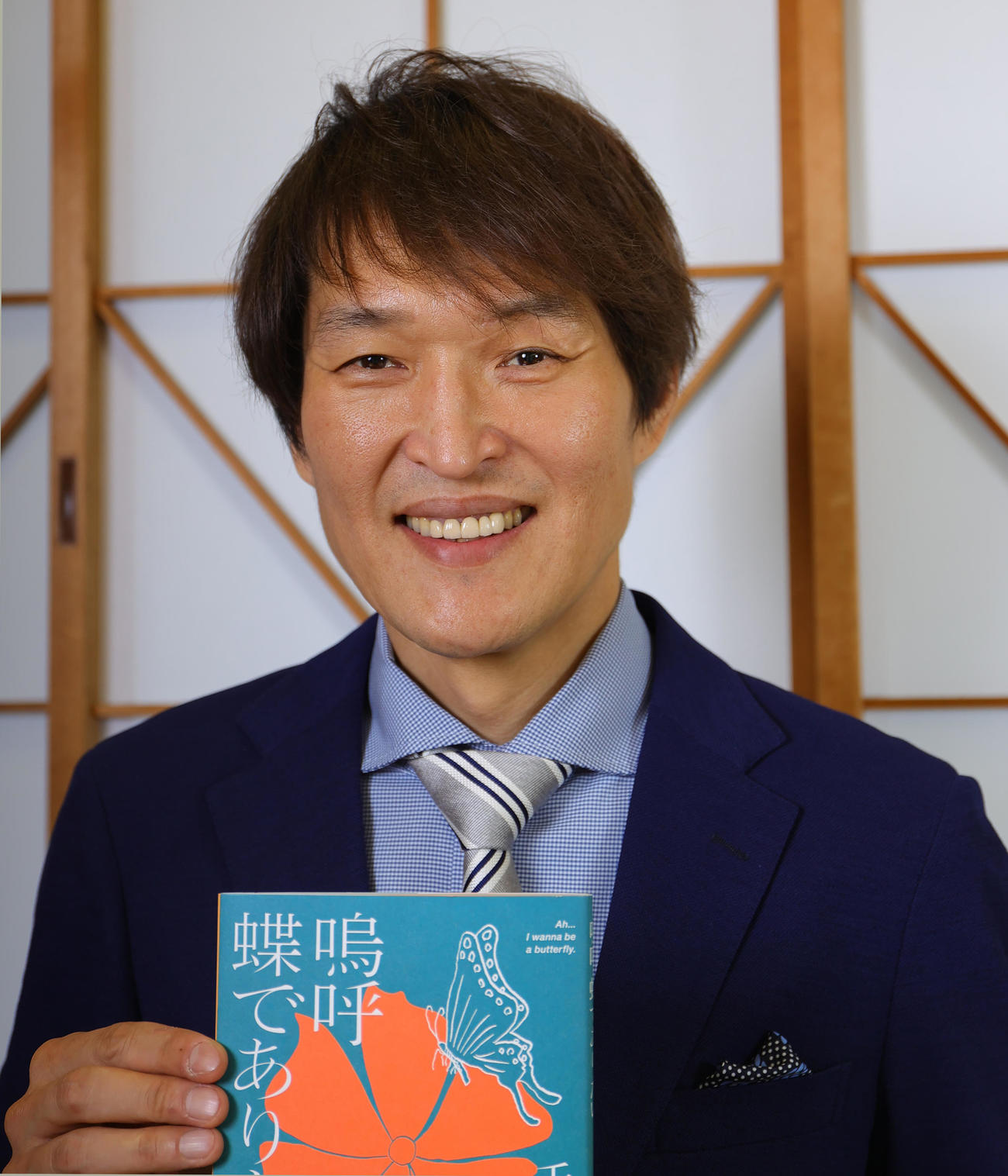4コマ漫画集「嗚呼　蝶でありたい」を描き下ろした千原ジュニア（撮影・野上伸悟）