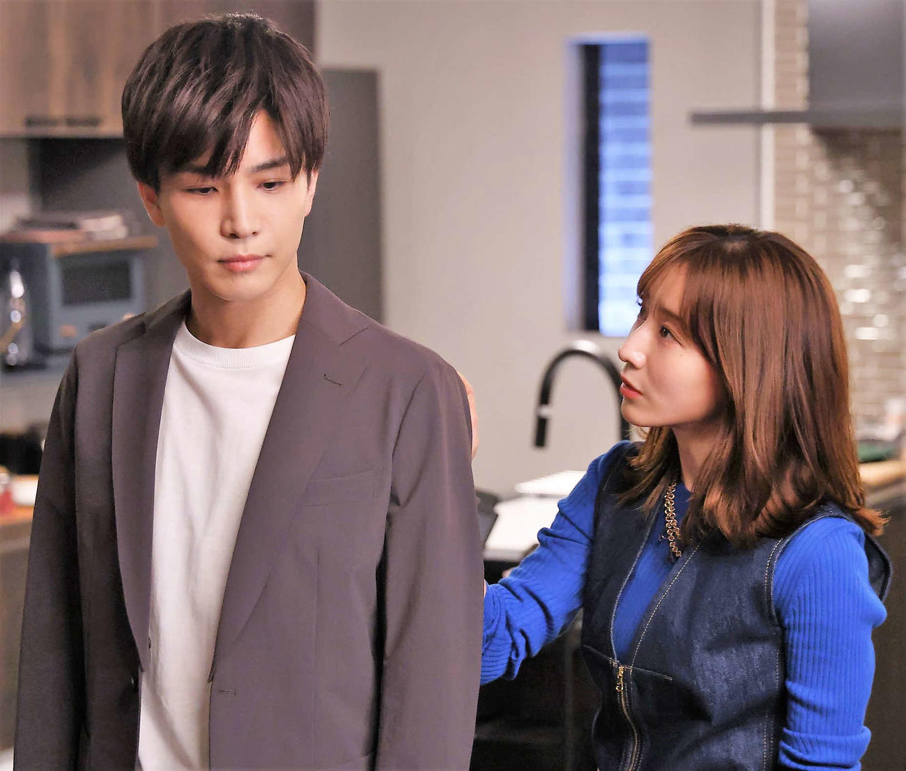 「あなたがしてくれなくても」に出演する岩田剛典、田中みな実（C）フジテレビ