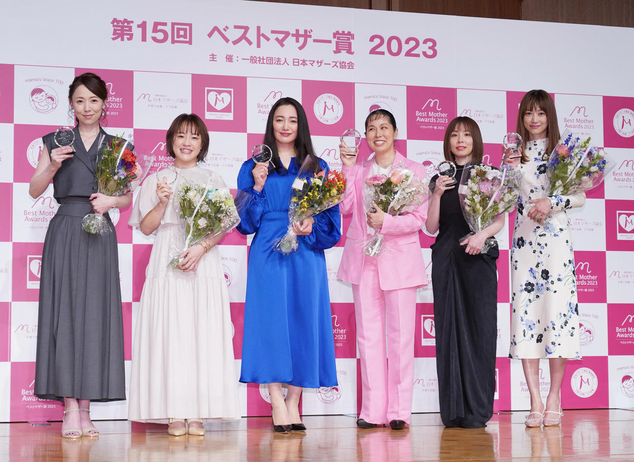 第15回ベストマザー賞2023を受賞した、左から社会経済部門の丸田佳奈氏、スポーツ部門の登坂絵莉氏、芸能部門の仲間由紀恵、音楽部門のAI、文芸部門の綿矢りさ氏、文化部門のヨンア（撮影・小沢裕）