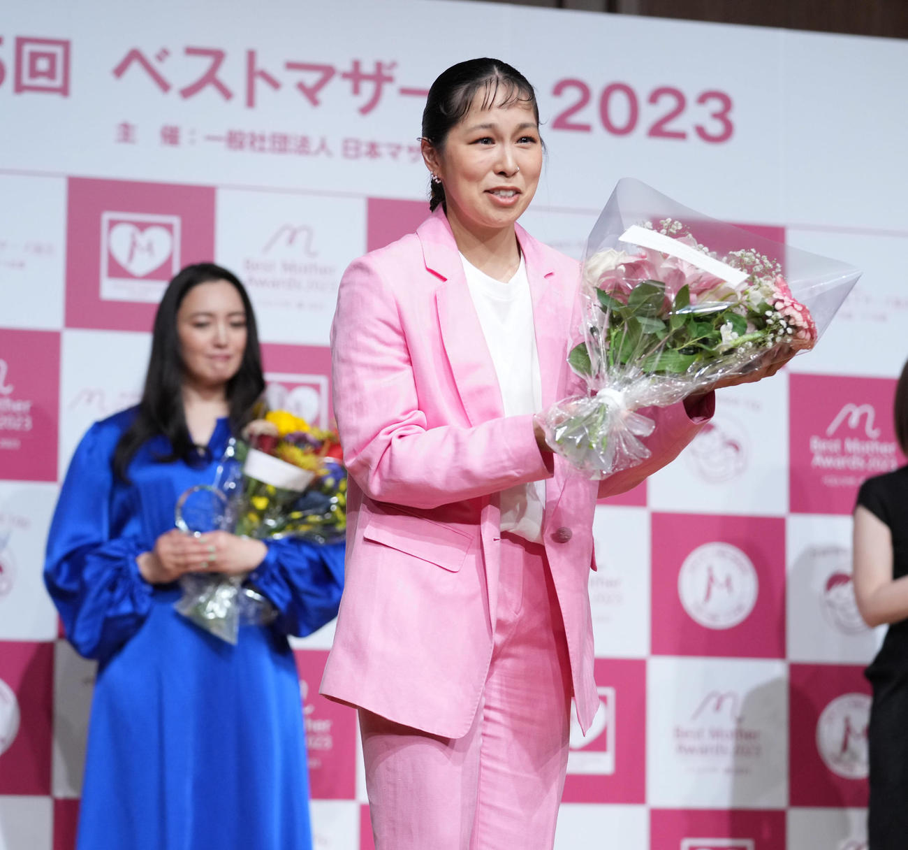 第15回ベストマザー賞2023を受賞しブーケを手に笑顔を見せる音楽部門のAI（撮影・小沢裕）