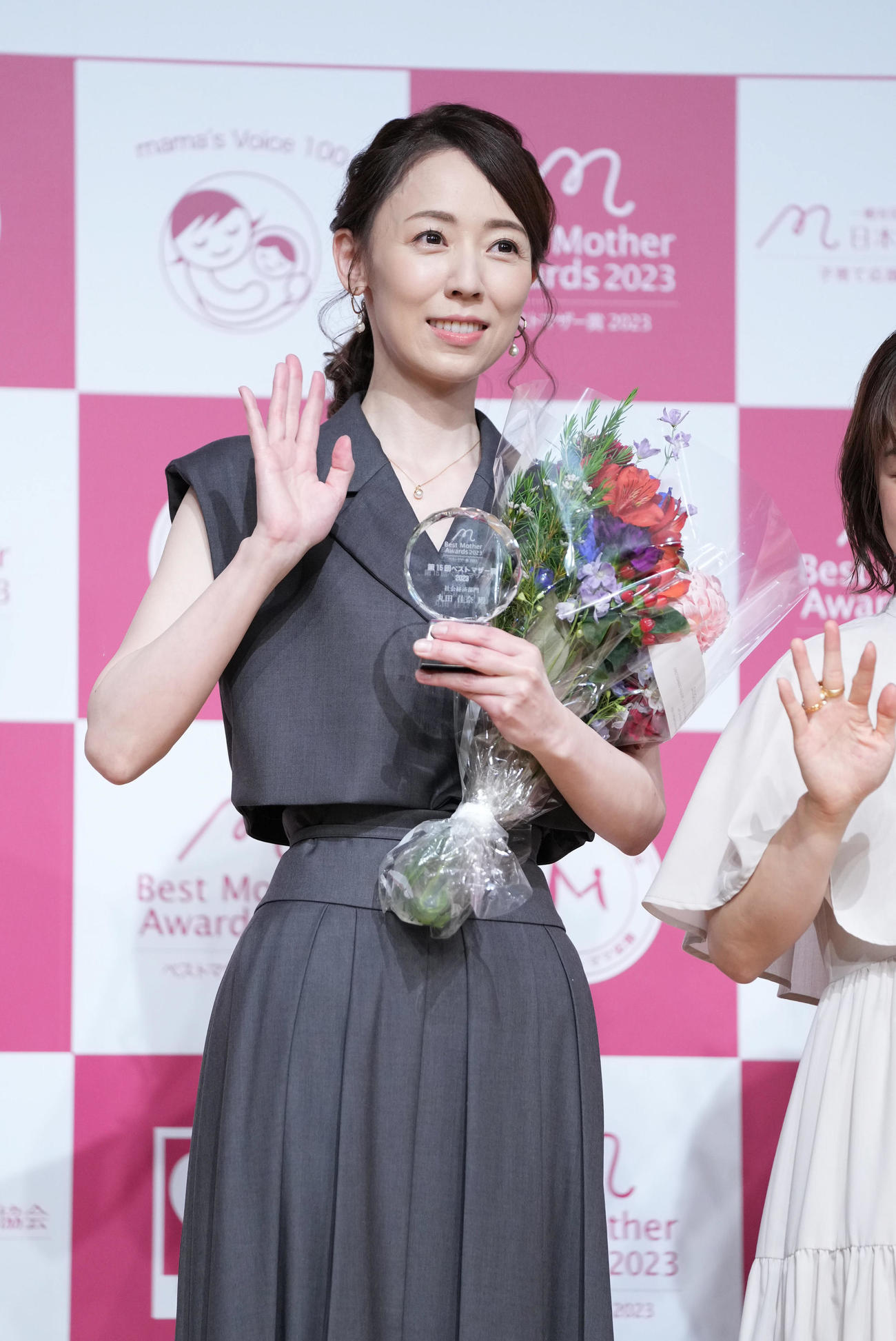 第15回ベストマザー賞2023を受賞しカメラに向かって手を振る社会経済部門の丸田佳奈氏（撮影・小沢裕）