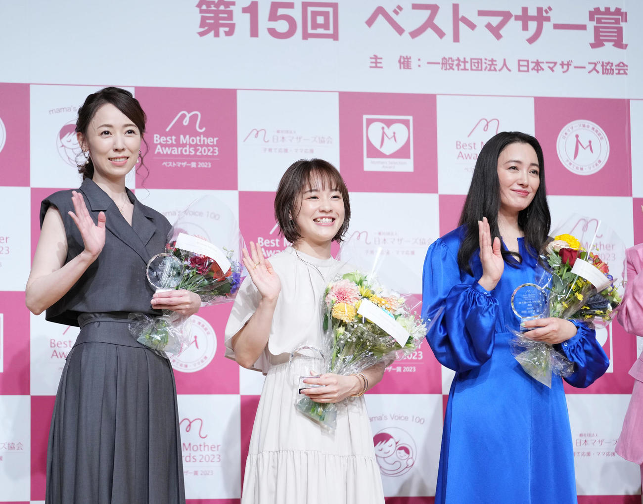 第15回ベストマザー賞2023を受賞し手を振る、左から社会経済部門の丸田佳奈氏、スポーツ部門の登坂絵莉氏、芸能部門の仲間由紀恵（撮影・小沢裕）
