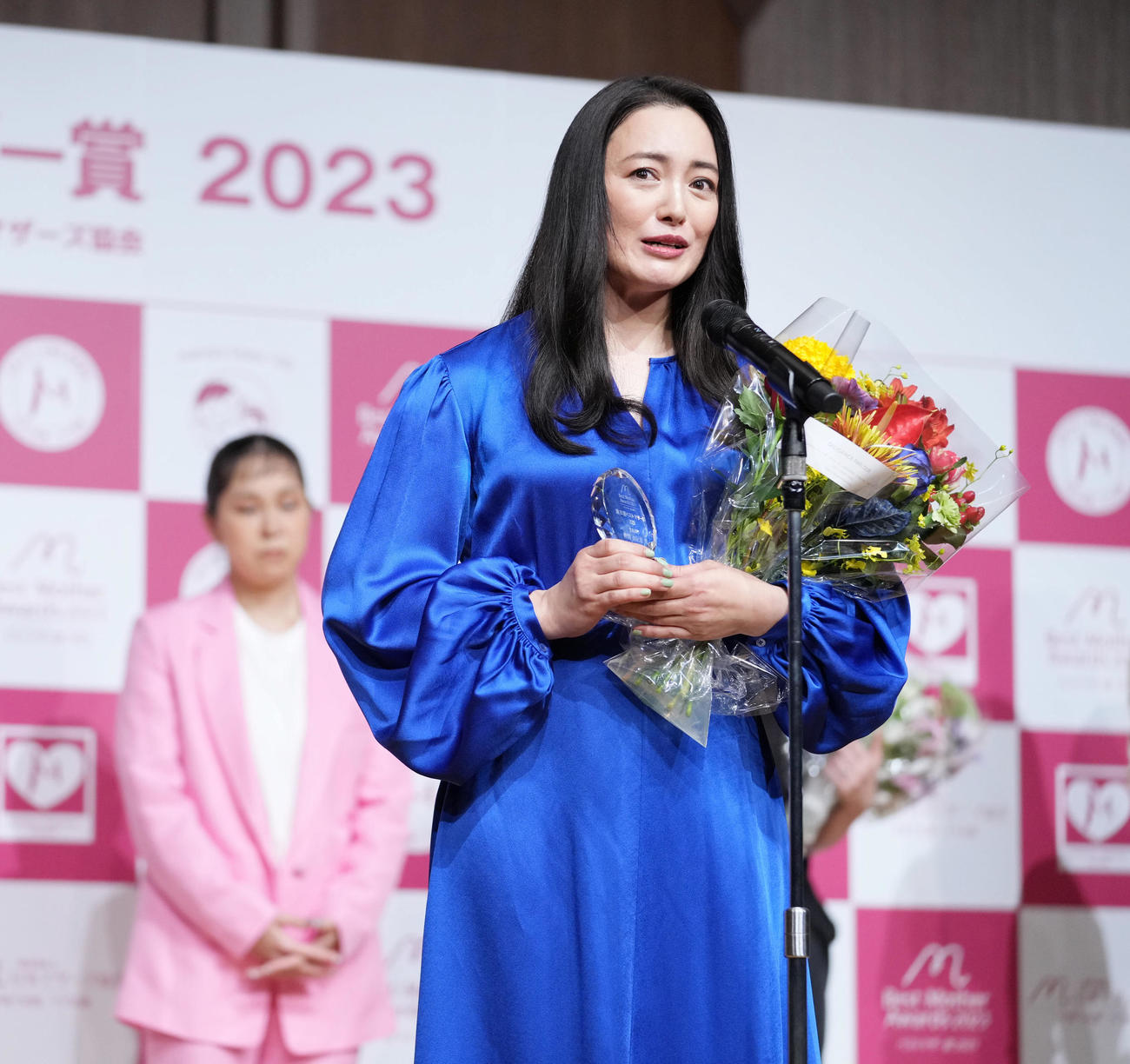 第15回ベストマザー賞2023を受賞しスピーチする芸能部門の仲間由紀恵（撮影・小沢裕）
