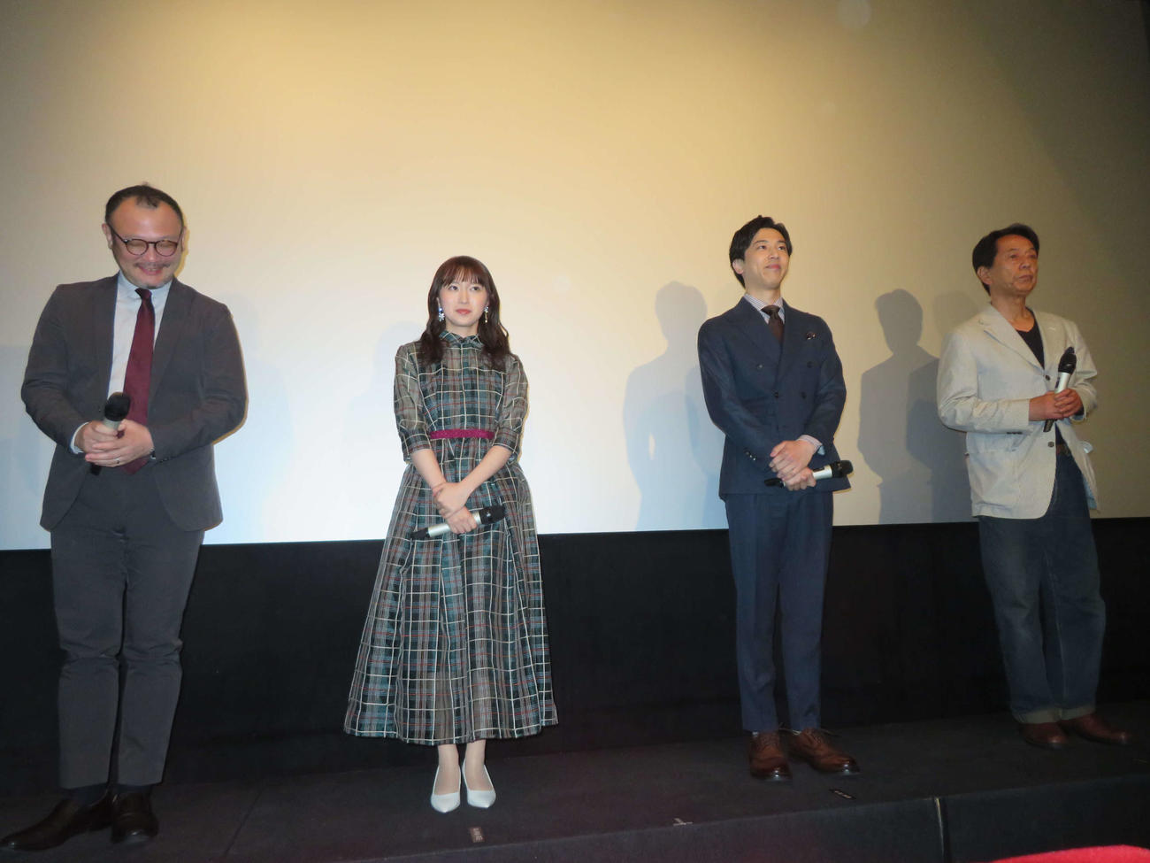 映画「レット・イット・ビー～怖いものは、やはり怖い～」初日舞台あいさつに登壇した、左から奥津貴之監督、山岸芽生、青木涼、並樹史朗