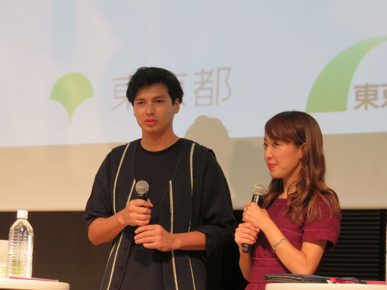 アレクサンダー（左）と川崎希（2019年10月撮影）
