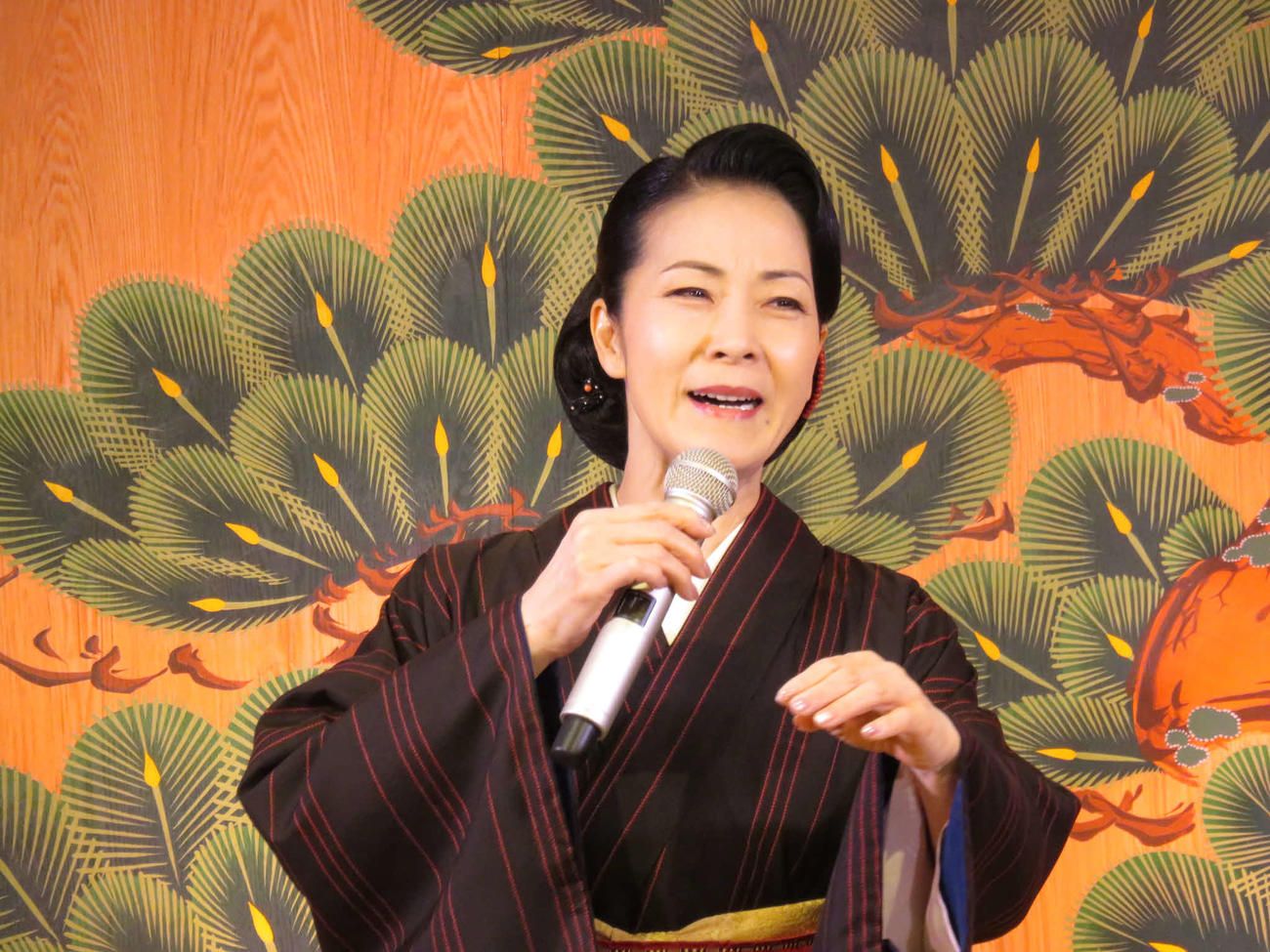 9日、ファンの前で新曲イベントを行った坂本冬美