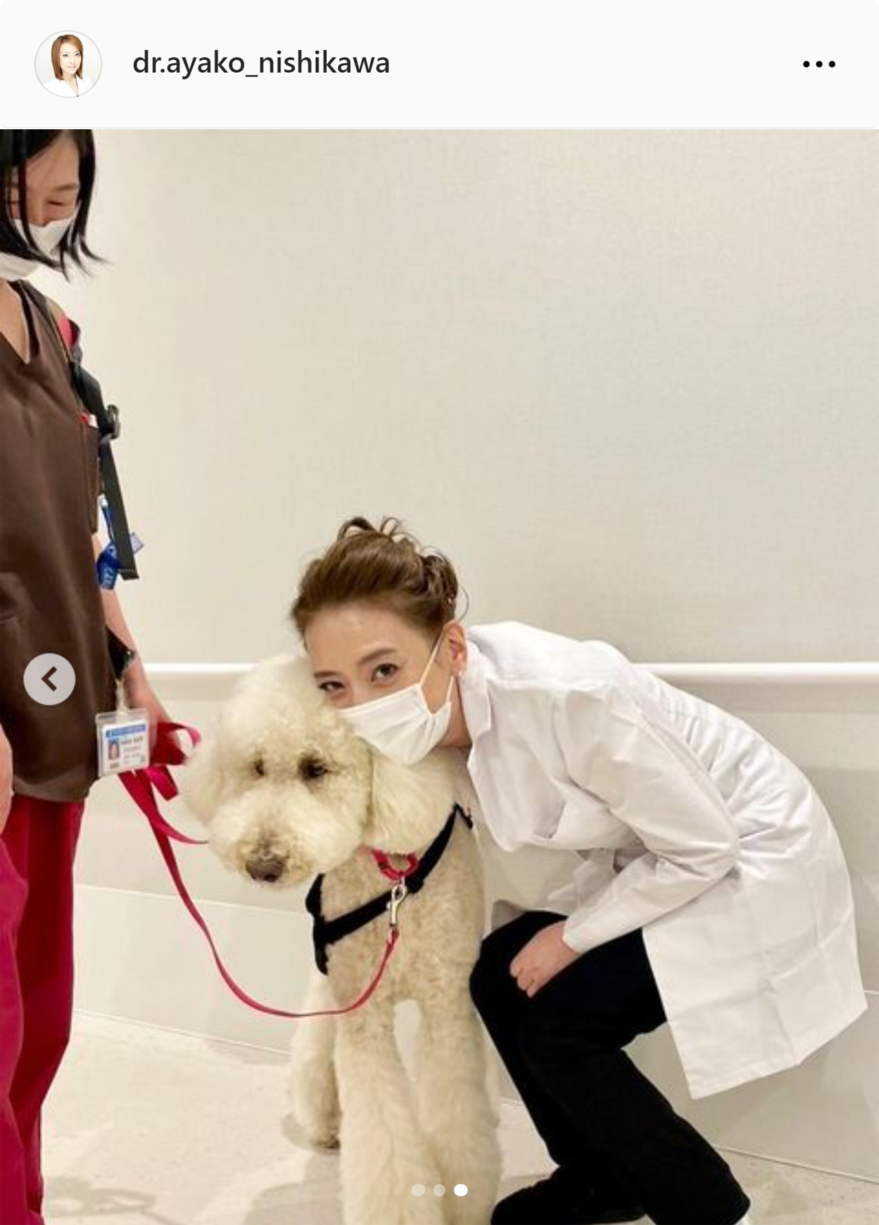 勤務犬のモリスと2ショット（西川史子のインスタグラムから）