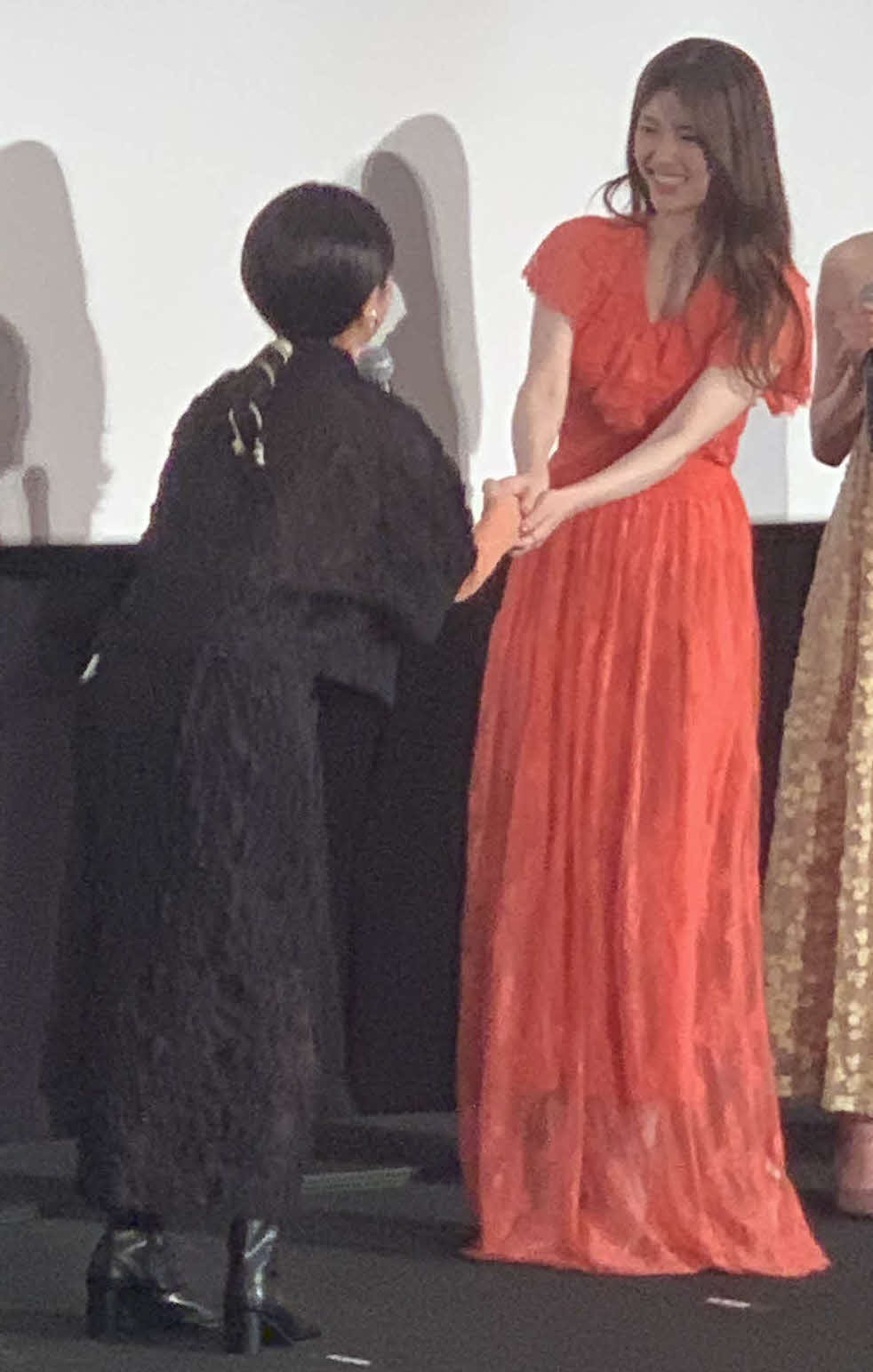 主演映画「劇場版　推しが武道館いってくれたら死ぬ」公開記念舞台挨拶で模擬握手会を行う松村沙友理（右）と相手役を務めた伊礼姫奈