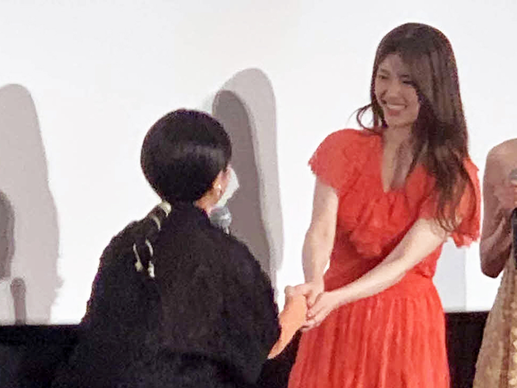 主演映画「劇場版　推しが武道館いってくれたら死ぬ」公開記念舞台あいさつで模擬握手会を行う松村沙友理（右）と相手役を務めた伊礼姫奈