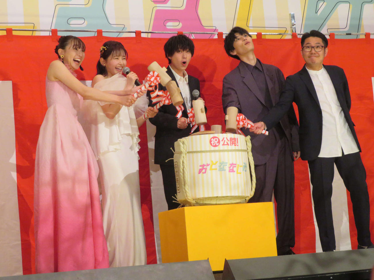 映画「おとななじみ」初日舞台あいさつで、かがみびらきを行った、左から浅川梨奈、久間田琳加、井上瑞稀、萩原利久、高橋洋人監督（撮影・村上幸将）