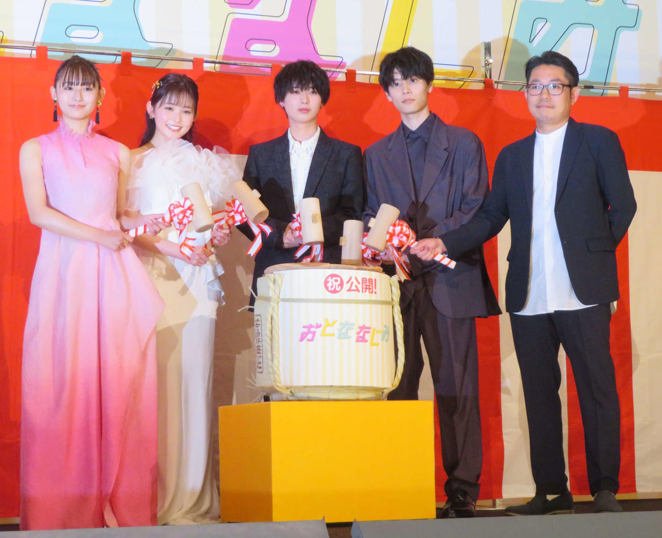 映画「おとななじみ」初日舞台あいさつで、かがみびらきを行った、左から浅川梨奈、久間田琳加、井上瑞稀、萩原利久、高橋洋人監督（撮影・村上幸将）