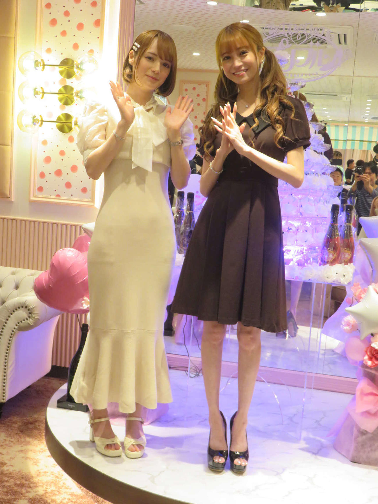 「コンカフェランド」をプロデュースした天使かれん（左）と愛沢えみり