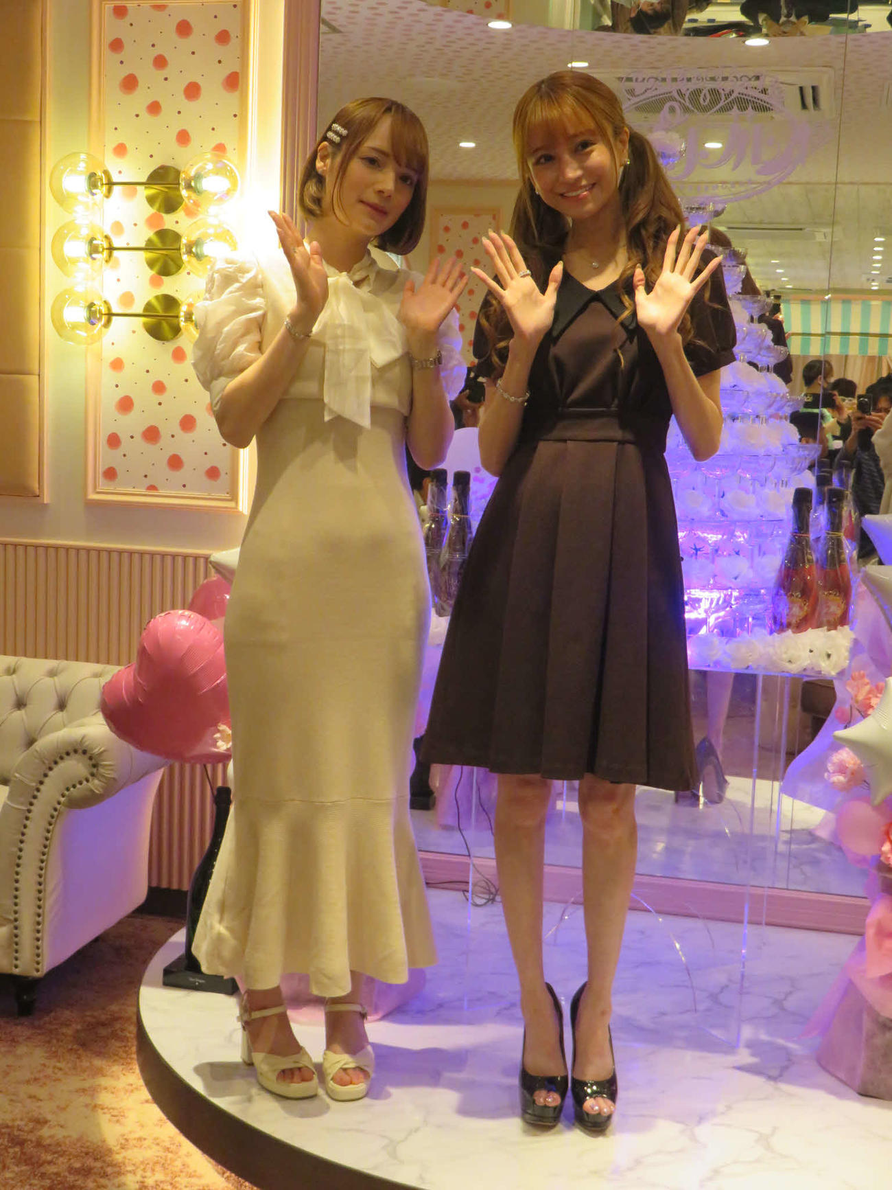 「コンカフェランド」をプロデュースした天使かれん（左）と愛沢えみり
