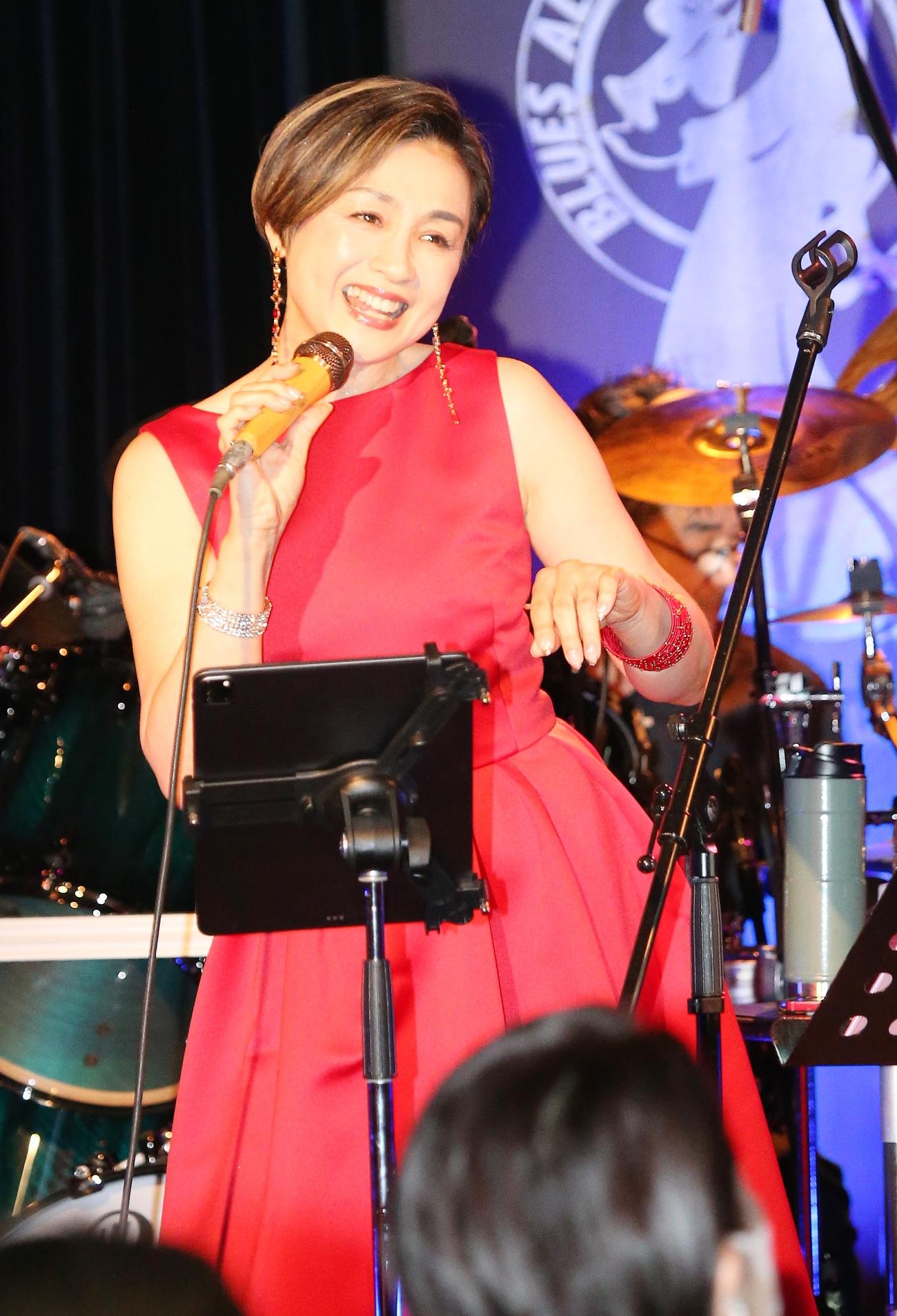 還暦記念ライブで熱唱する香坂みゆき