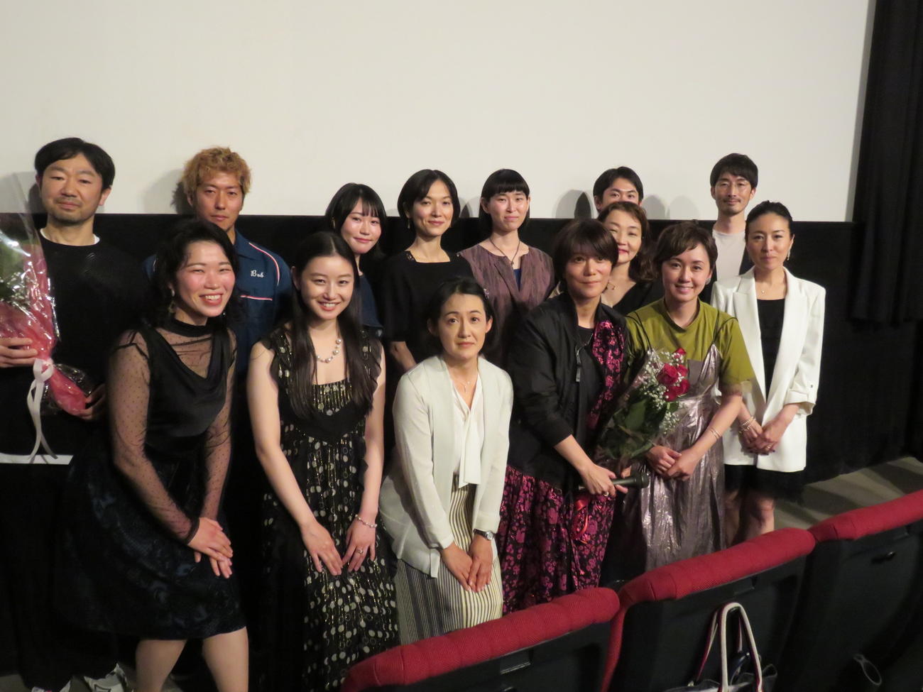 ドキュメンタリー映画「東京組曲」の初日舞台あいさつに登壇した三島有紀子監督（前列右から3人目）