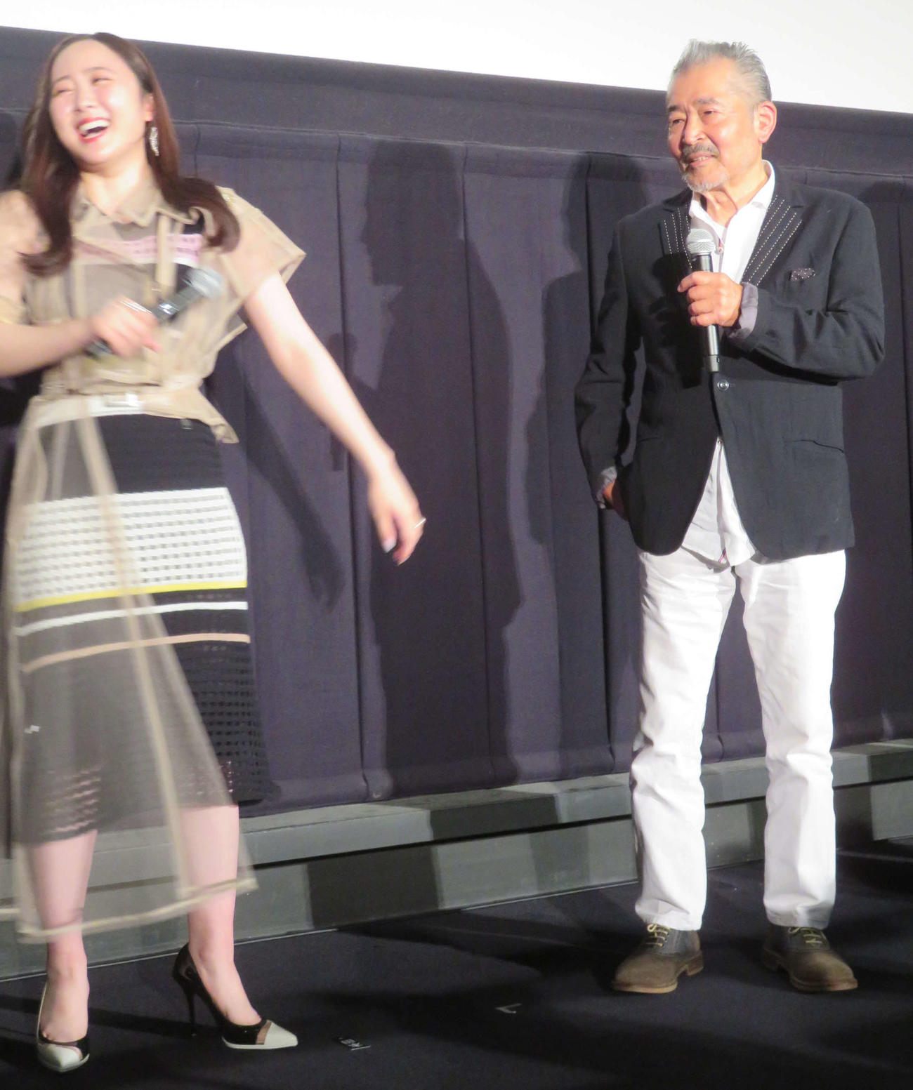 映画「それいけ！ゲートボールさくら組」公開記念舞台あいさつで、藤竜也のトークに笑う本田望結（撮影・村上幸将）