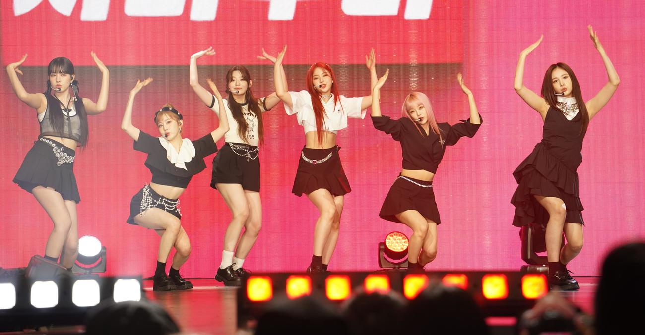 「KCON JAPAN 2023×TOKYO GIRLS COLLECTION」でパフォーマンスするSTAYC（撮影・佐藤勝亮）