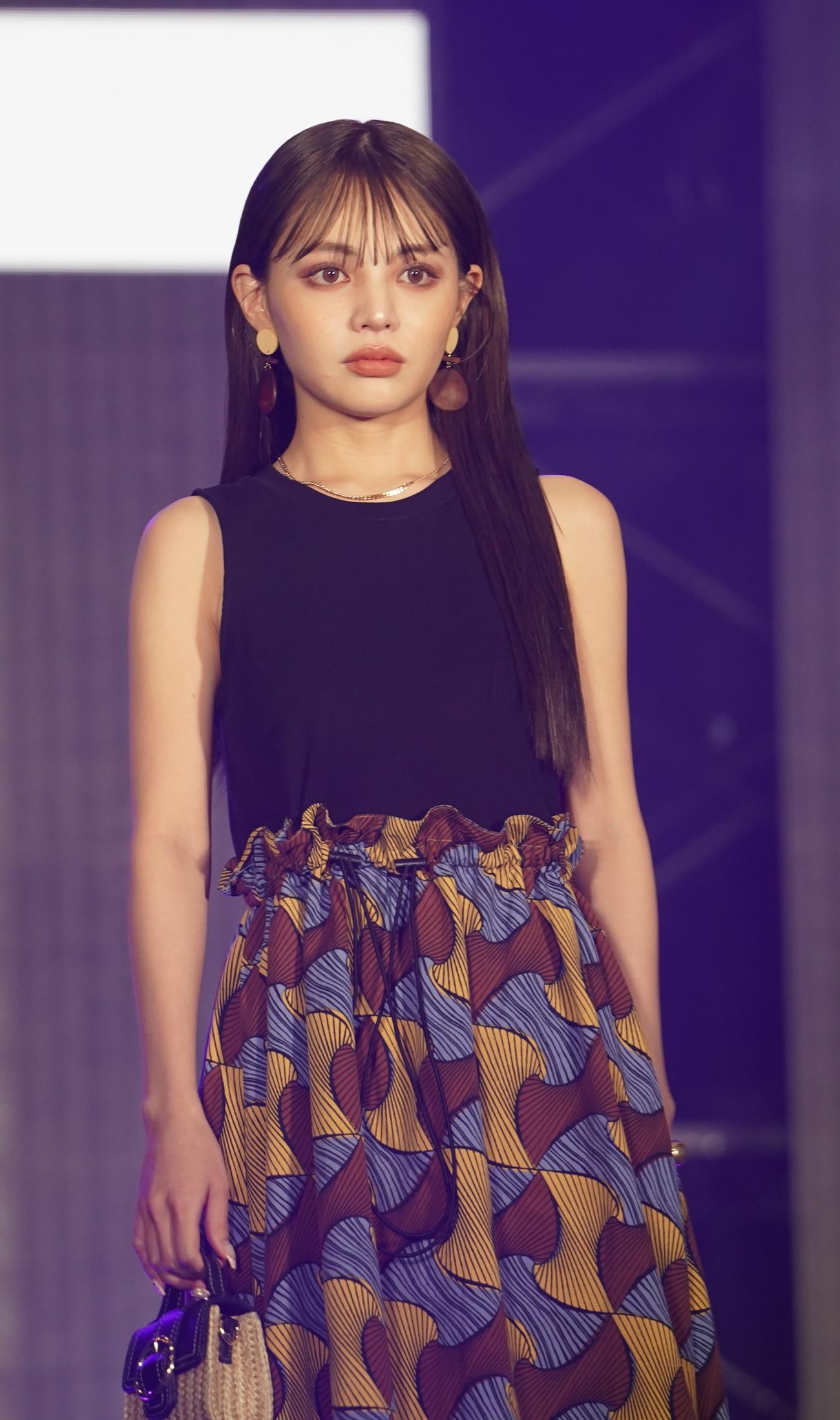 「KCON JAPAN 2023×TOKYO GIRLS COLLECTION」でランウエーを歩く吉木千沙都（撮影・佐藤勝亮）