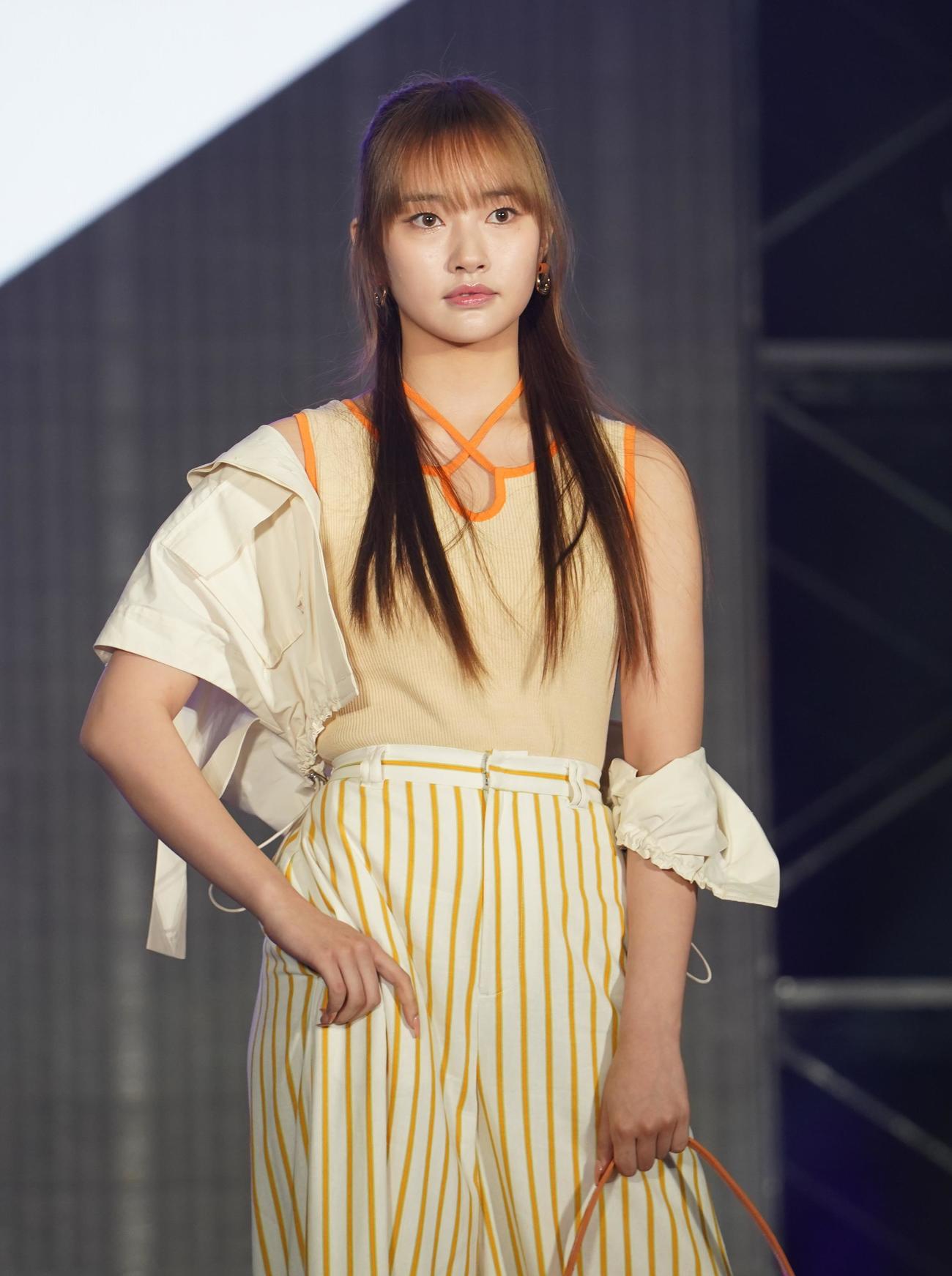 「KCON JAPAN 2023×TOKYO GIRLS COLLECTION」でランウエーを歩くCSRのGEMHEE（撮影・佐藤勝亮）