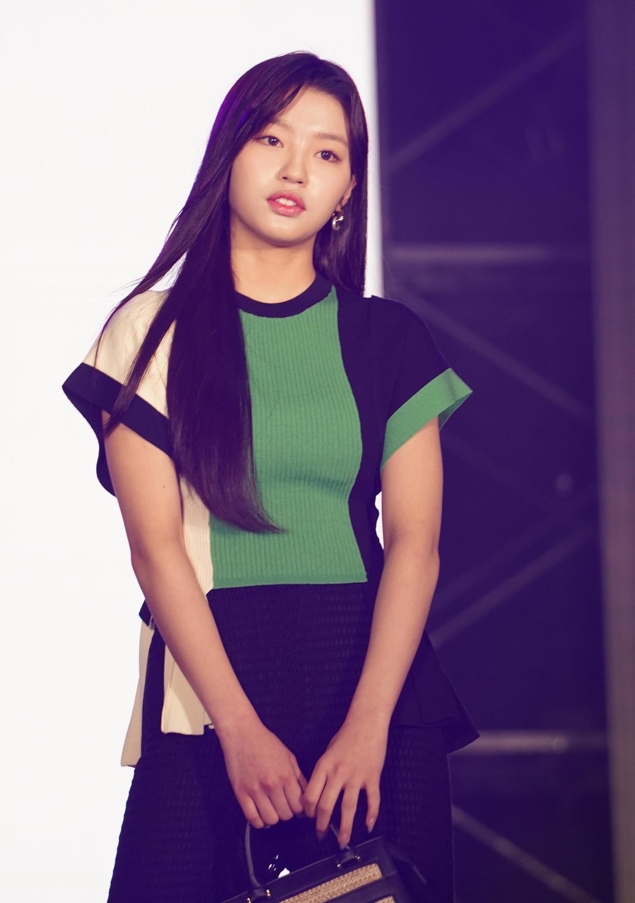 「KCON JAPAN 2023×TOKYO GIRLS COLLECTION」でランウエーを歩くCSRのDUNA（撮影・佐藤勝亮）