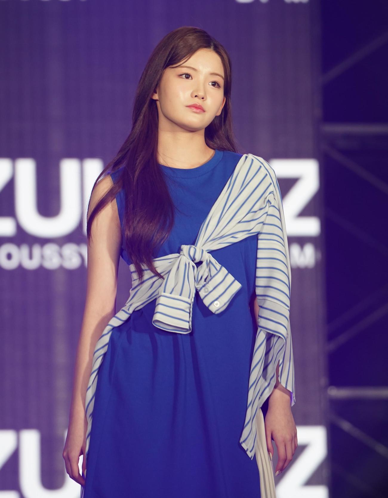 「KCON JAPAN 2023×TOKYO GIRLS COLLECTION」でランウエーを歩くCSRのSUA（撮影・佐藤勝亮）