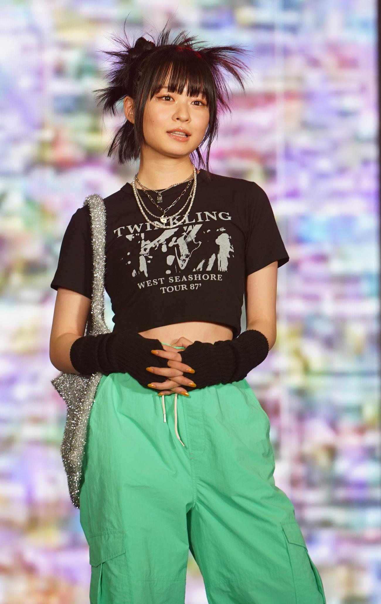 「KCON JAPAN 2023×TOKYO GIRLS COLLECTION」でランウエーを歩く莉子（撮影・佐藤勝亮）