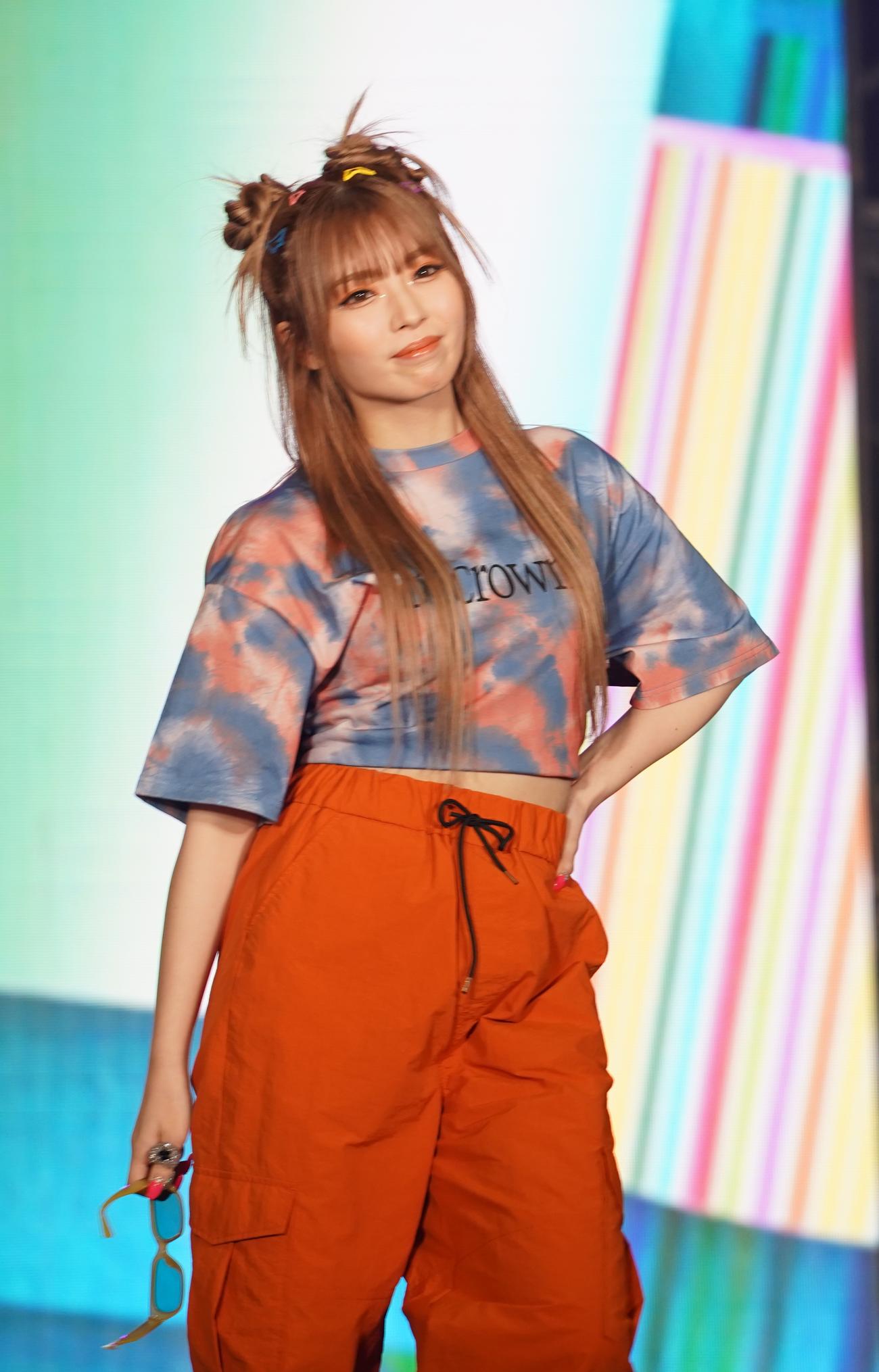 「KCON JAPAN 2023×TOKYO GIRLS COLLECTION」でランウエーを歩くゆいちゃみ（撮影・佐藤勝亮）