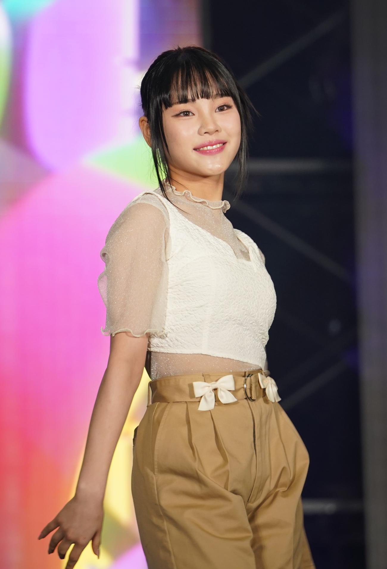 「KCON JAPAN 2023×TOKYO GIRLS COLLECTION」でランウエーを歩くCSRのSIHYOEN（撮影・佐藤勝亮）