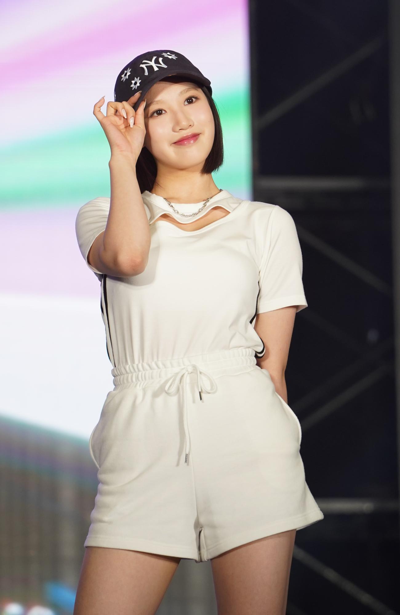 「KCON JAPAN 2023×TOKYO GIRLS COLLECTION」でランウエーを歩くCSRのSEOYEON（撮影・佐藤勝亮）
