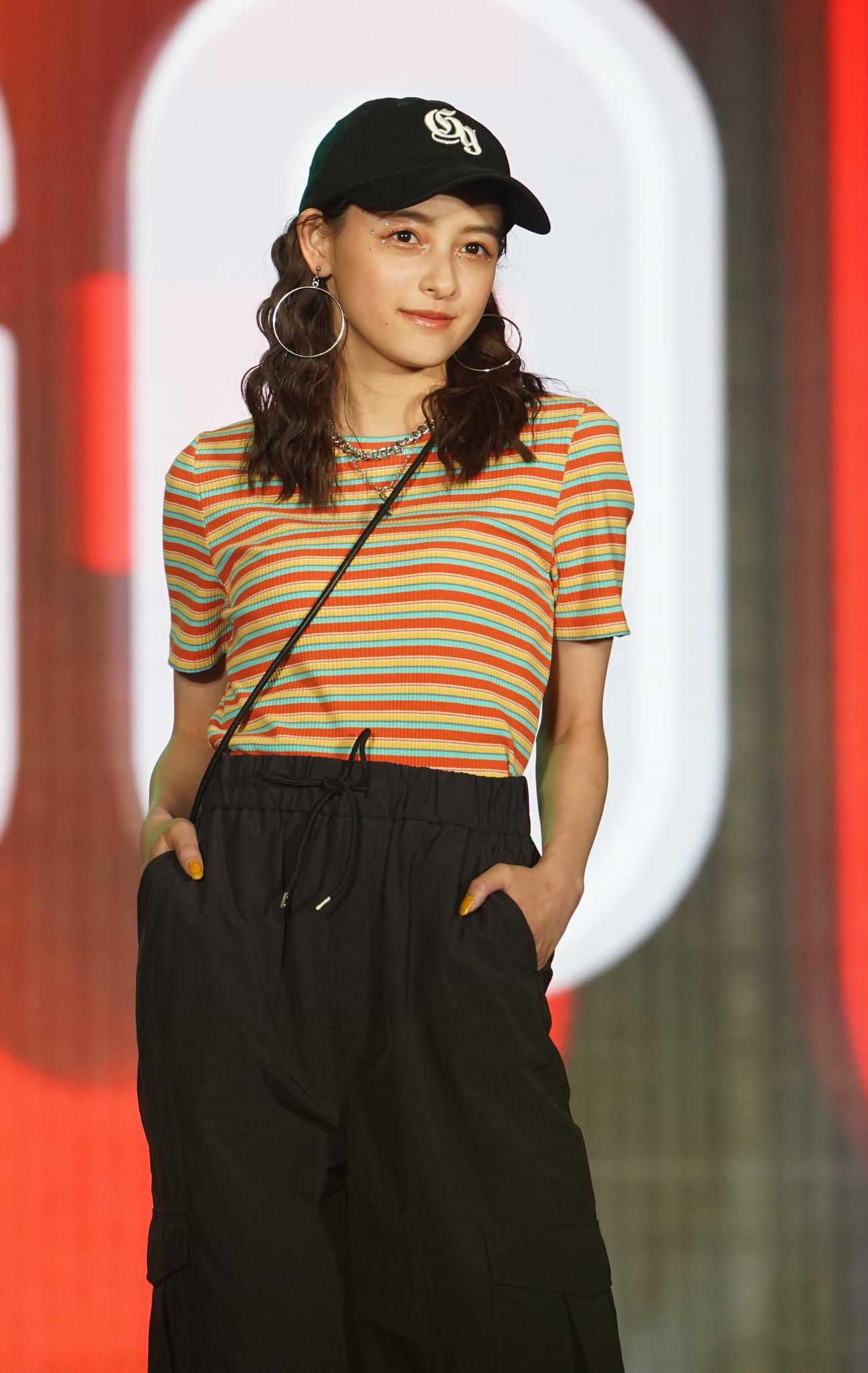 「KCON JAPAN 2023×TOKYO GIRLS COLLECTION」でランウエーを歩く大峰ユリホ（撮影・佐藤勝亮）