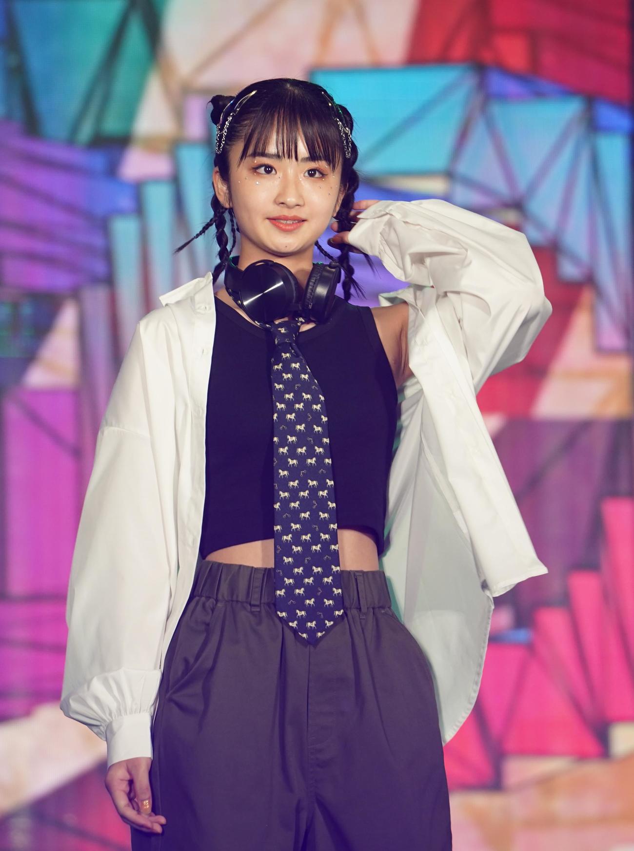 「KCON JAPAN 2023×TOKYO GIRLS COLLECTION」でランウエーを歩く新沼凛空（撮影・佐藤勝亮）