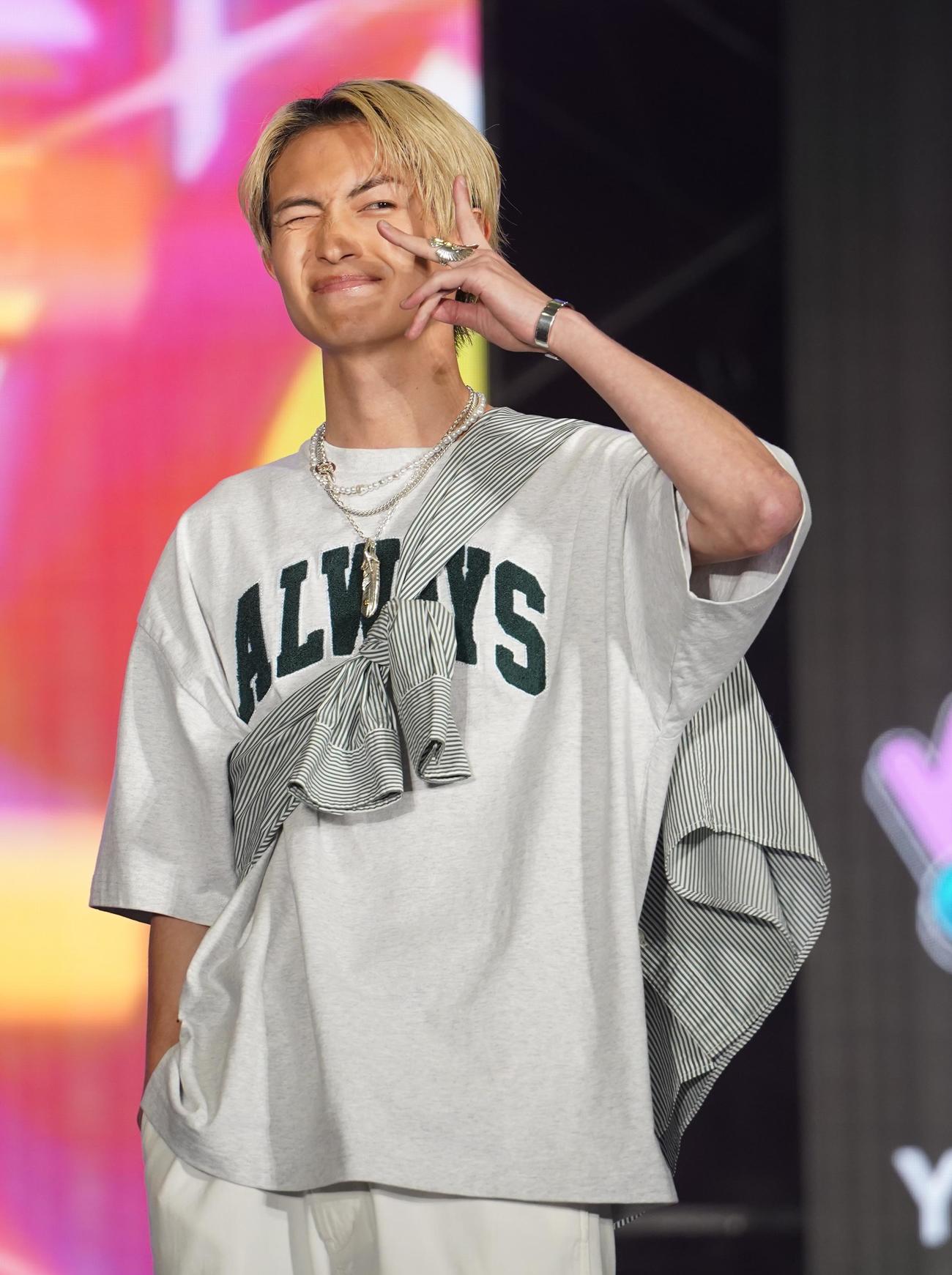 「KCON JAPAN 2023×TOKYO GIRLS COLLECTION」でランウエーを歩く綱啓永（撮影・佐藤勝亮）