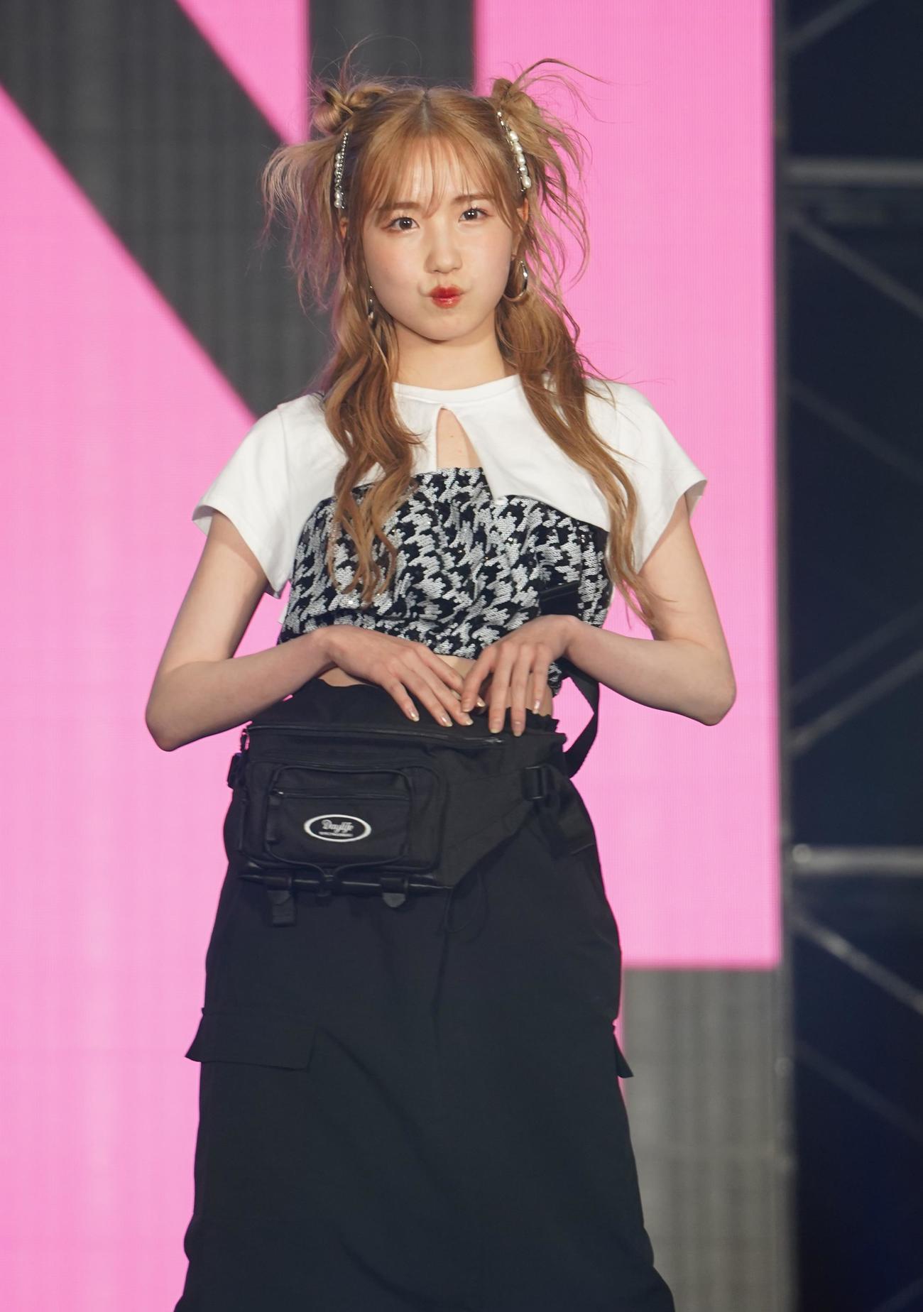 「KCON JAPAN 2023×TOKYO GIRLS COLLECTION」でランウエーを歩く本田仁美（撮影・佐藤勝亮）