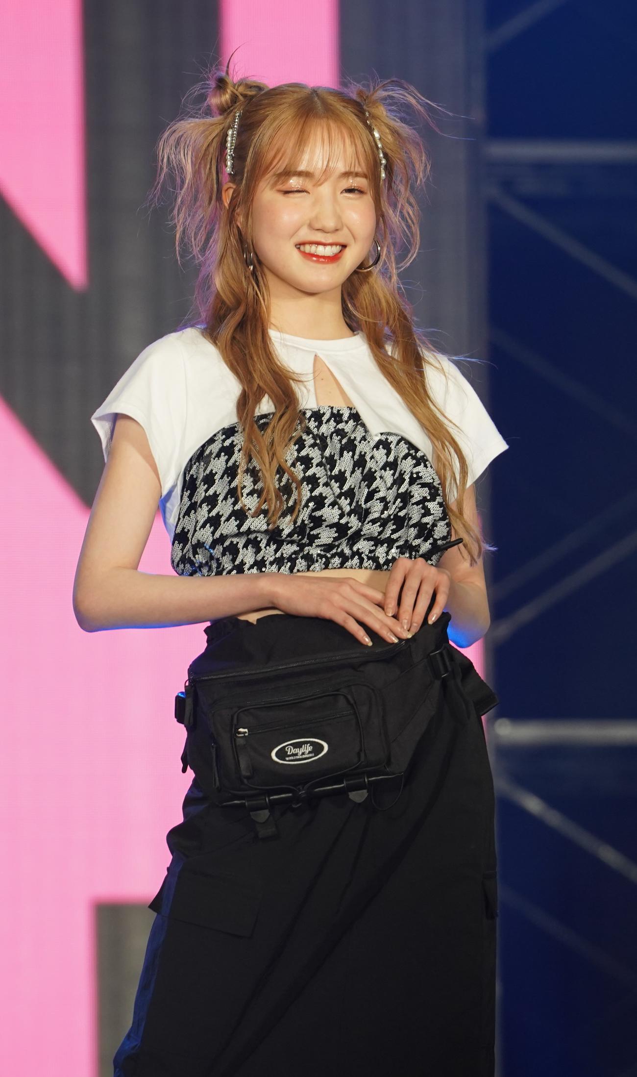 「KCON JAPAN 2023×TOKYO GIRLS COLLECTION」でランウエーを歩く本田仁美（撮影・佐藤勝亮）