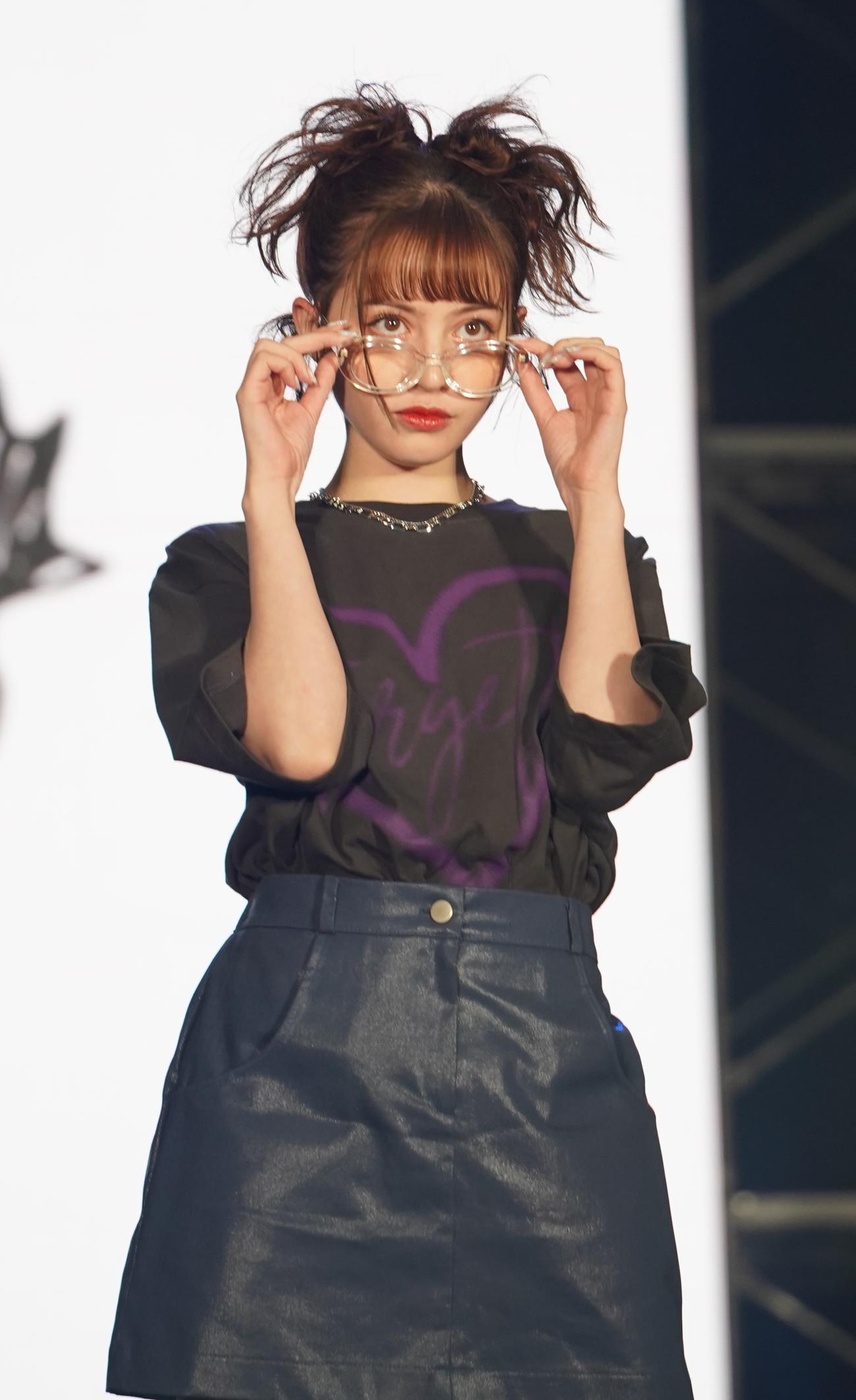 「KCON JAPAN 2023×TOKYO GIRLS COLLECTION」でランウエーを歩く加藤ナナ（撮影・佐藤勝亮）