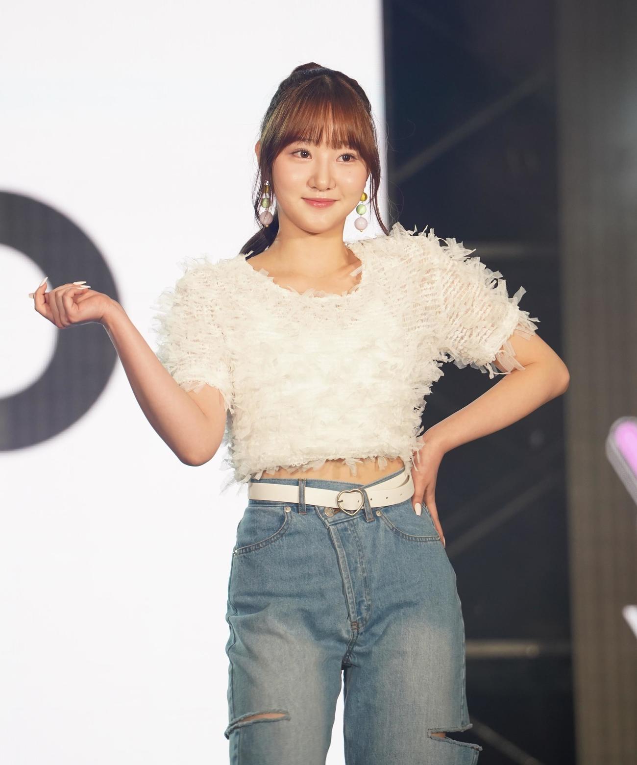 「KCON JAPAN 2023×TOKYO GIRLS COLLECTION」でランウエーを歩くCSRのYEHAM（撮影・佐藤勝亮）